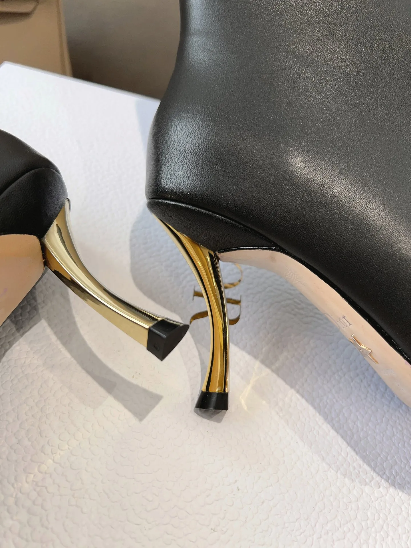 DIOR 秋冬新款系列〽️ 新款上架 Ins超火🔥 欧美街拍中出镜率超高 女神利器系列 极致完美线条🔝 彰显女人味 采用进口混种羊精心制成 大底饰有品牌logo 金属星星装饰🌟 活泼俏皮 提升格调 复古电镀金色跟 羊皮内里🌬 独家定制真皮大底 跟高：8cm 码数：35-39（ 34 40 41 42 定做）P330