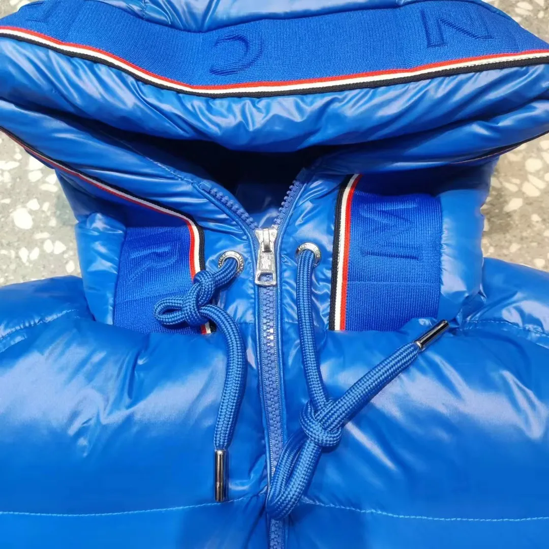 🇫🇷𝐌𝐎𝐍𝐂𝐋𝐄𝐑/蒙口 ⬆️🆕❤️2023🆕Mo*cⅠer 蒙口连帽织带字母羽绒马甲 羽绒马甲采用涤纶制成,是彰显Moncler致力使用低环境影响材料的典范。 真是细节感满满!!上身效果炒鸡棒! 颜色:黑色、天蓝色 尺码:12345