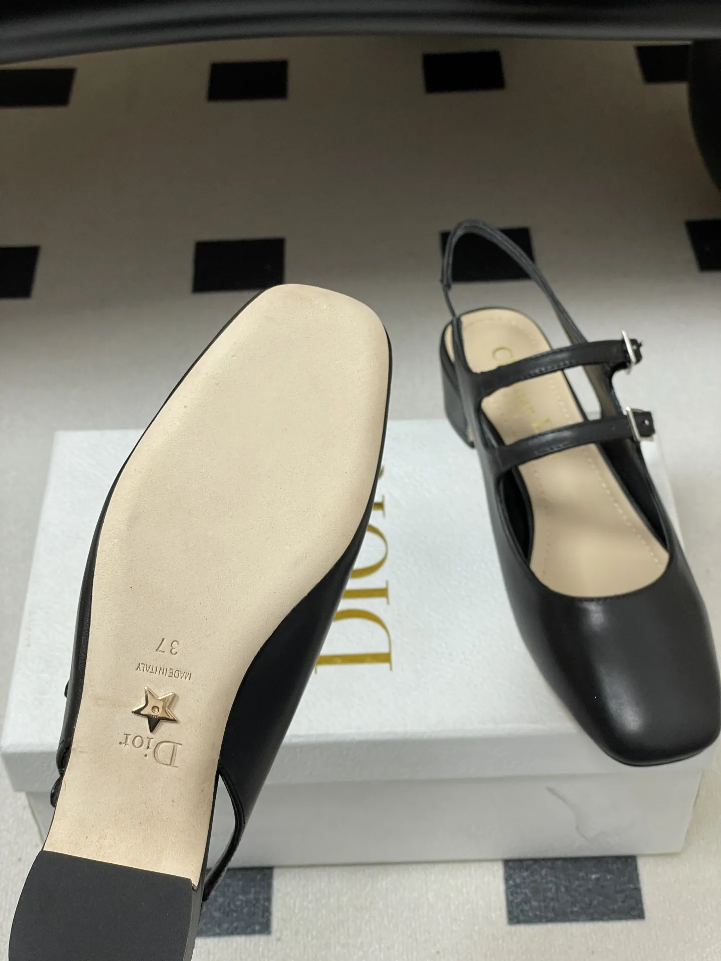 p280- 26ss春夏新款Dior 迪奥D-Cherie露跟高跟鞋CD五金扣两带玛丽珍鞋搭扣后空粗跟凉鞋高跟单鞋 这款Dior Cherie露跟高跟鞋以高雅的造型重新诠释经典的玛丽珍鞋。黑色柔软牛皮革鞋面，正面突显可调节的双系带，点缀以灵感源自Dior档案的相扣的金色饰面金属CD标志。搭配4厘米粗跟，可为各式造型增添优雅气质。 可爱俏皮减龄又不失高级感～富家千金即视感～高雅大气名媛风！ 上脚超美～尽显优雅气质 精致小仙女必入单品 鞋面：牛皮/牛漆皮 内里垫脚：羊皮 鞋底：意大利A级真皮大底 跟高：4cm 码数：35-39（34.40.41.42定做不退换）