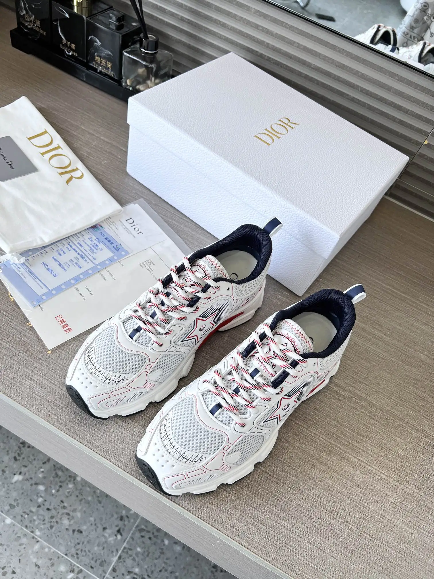 这款 Dior Chrono 运动鞋是二零二四秋季新品，以 Dior 的高订风格重新演绎跑步鞋。白色网眼织物搭配红色和白色调层压皮革效果镶片，两侧的 CD 标志、鞋舌上的星星补丁和鞋跟的 Dior 标志，诸多细节彰显格调。采用双色鞋带，轻盈鞋底搭配星星装饰，可全年打造休闲造型。 价格：P250 码数：女码35-41（35/42可定做） 男码40-46 颜色：白、全白、粉、金、银、红