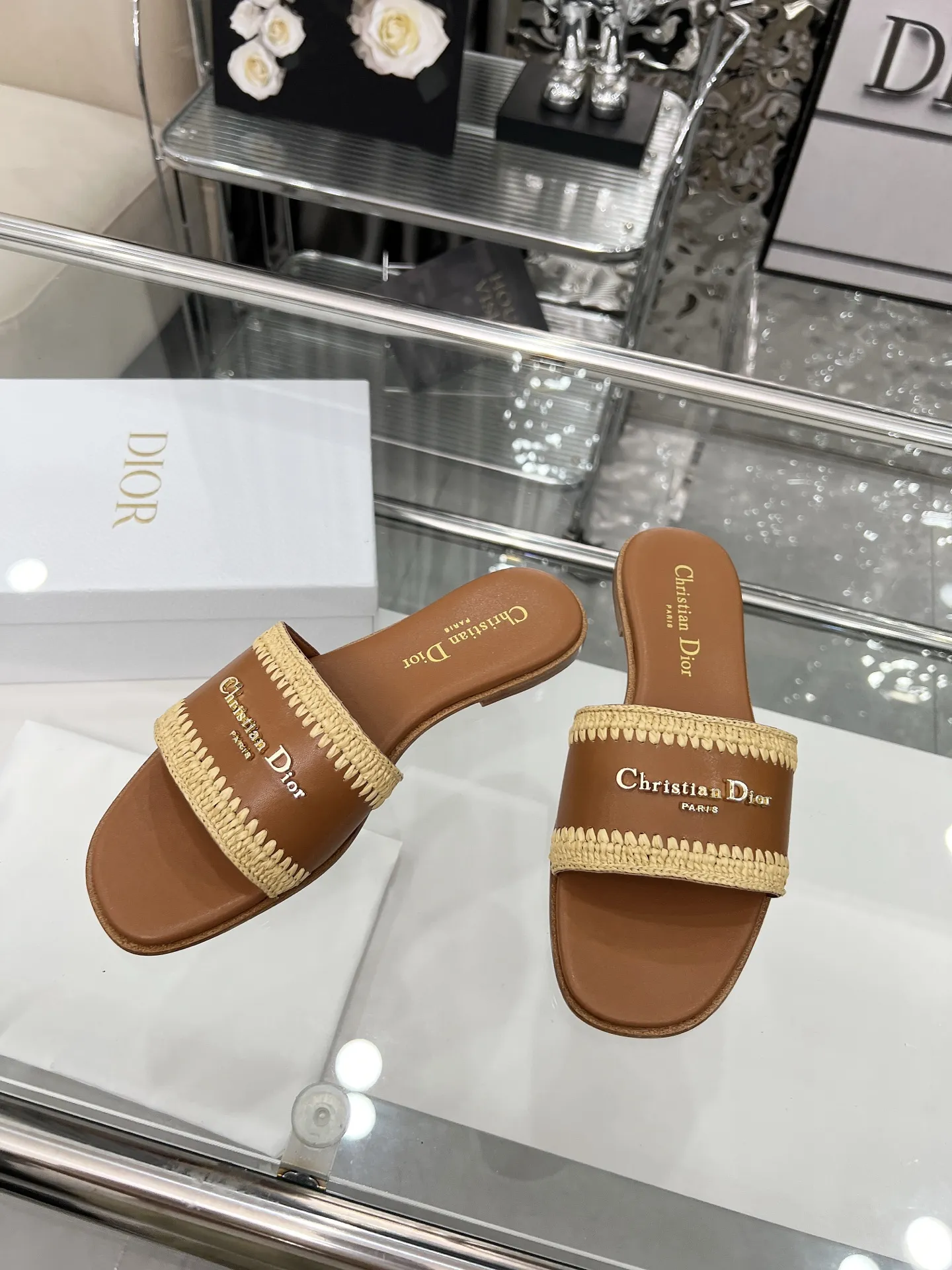 Dior 2025夏季新品，开启度假般的时髦之旅🎁，城市限定款，拉菲草纯手工编织，35-43。（35定做不退换）像胶底170。真皮底210