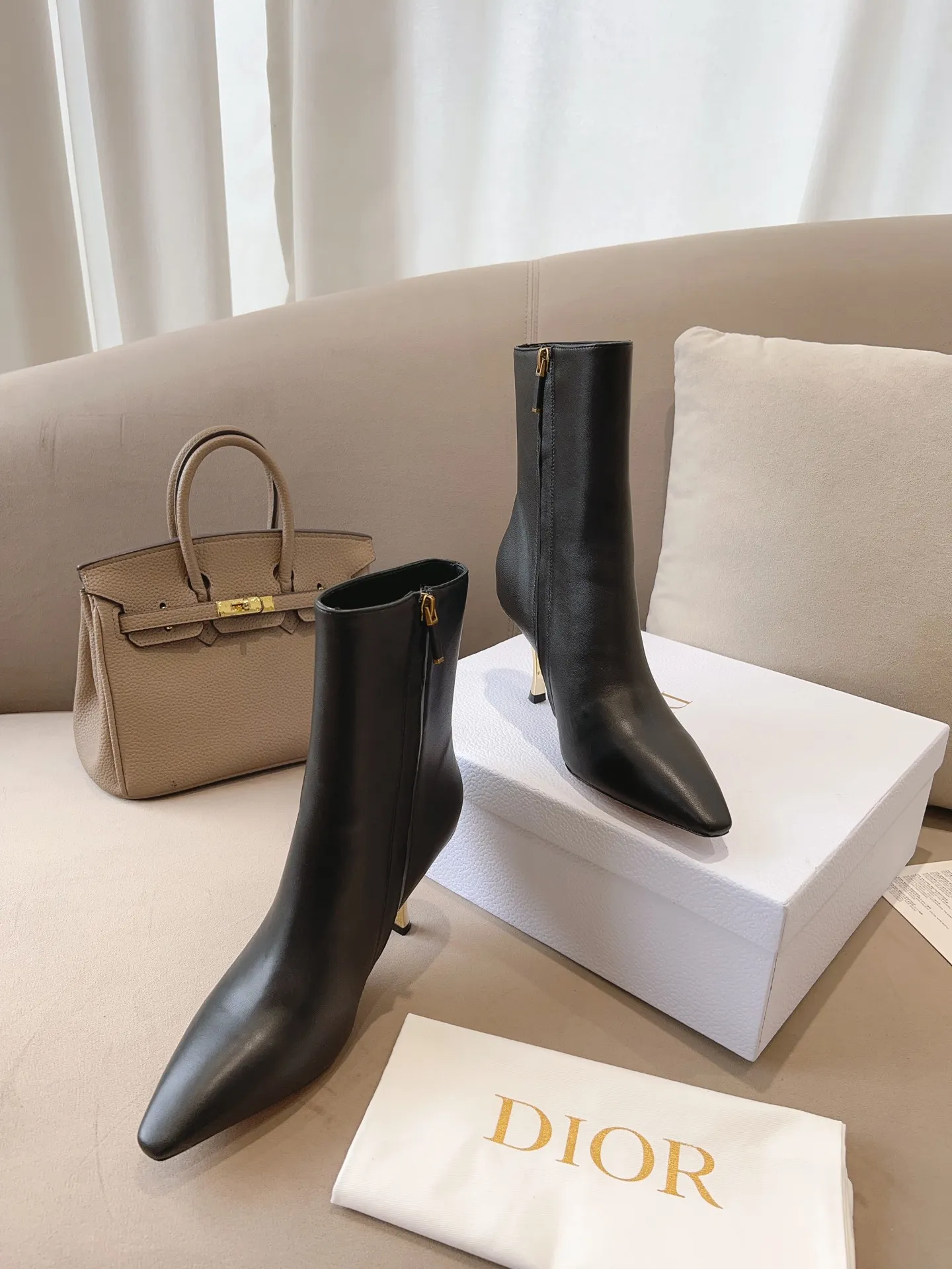 DIOR 秋冬新款系列〽️ 新款上架 Ins超火🔥 欧美街拍中出镜率超高 女神利器系列 极致完美线条🔝 彰显女人味 采用进口混种羊精心制成 大底饰有品牌logo 金属星星装饰🌟 活泼俏皮 提升格调 复古电镀金色跟 羊皮内里🌬 独家定制真皮大底 跟高:8cm 码数:35-39( 34 40 41 42 定做)P330