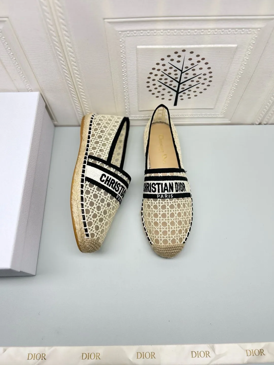 &mdash;&mdash;上新&mdash;&mdash;p180💰，25ss Dior Granville草编鞋印花图案顶级 鞋面：饰以&ldquo;CHRISTIANDIOR&rdquo;棉质刺绣 工艺：纯手工缝制麻绳大底 内里：进口柔软透气绵羊内里加垫脚 码数：35-40（34.41.42定制） 大底：独家开模饰以幸运星符号橡胶大底 &bull; 渔夫鞋