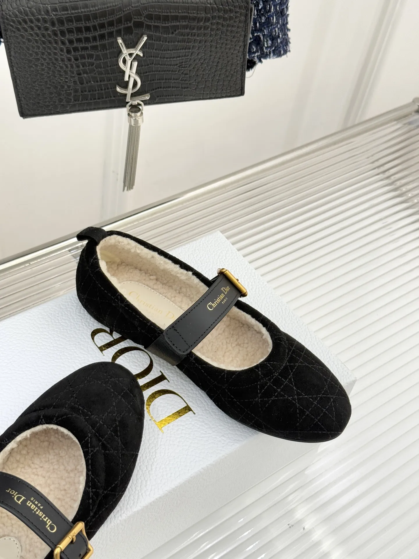 厂价💰280 Dior/迪奥25WF新品字母复古菱格 皮带扣玛丽珍毛毛鞋 当法式优雅邂逅复古风潮 这双毛毛鞋以经典廓形重构冬日精致 让每一步都踏在质感与暖意的平衡点上 标志性菱格纹采用精密电绣工艺 在鞋身勾勒出隽永线条 搭配金属CD标识皮带扣 将高定基因融入复古细节 举手投足间尽显老钱格调。 鞋口蓬松羊羔毛温柔包裹脚踝 如同裹住冬日暖阳 细腻绒毛兼具保暖与奢华质感 即便零下5℃也能暖足不闷脚 既能搭配羊毛大衣打造通勤精致感 也能适配针织连衣裙解锁约会氛围感 甚至踩跟穿都自带松弛韵味。 面料采用原版进口牛京 内里踮脚均为进口羊毛 原版开模定制防滑大底 size:35-39(40/41)