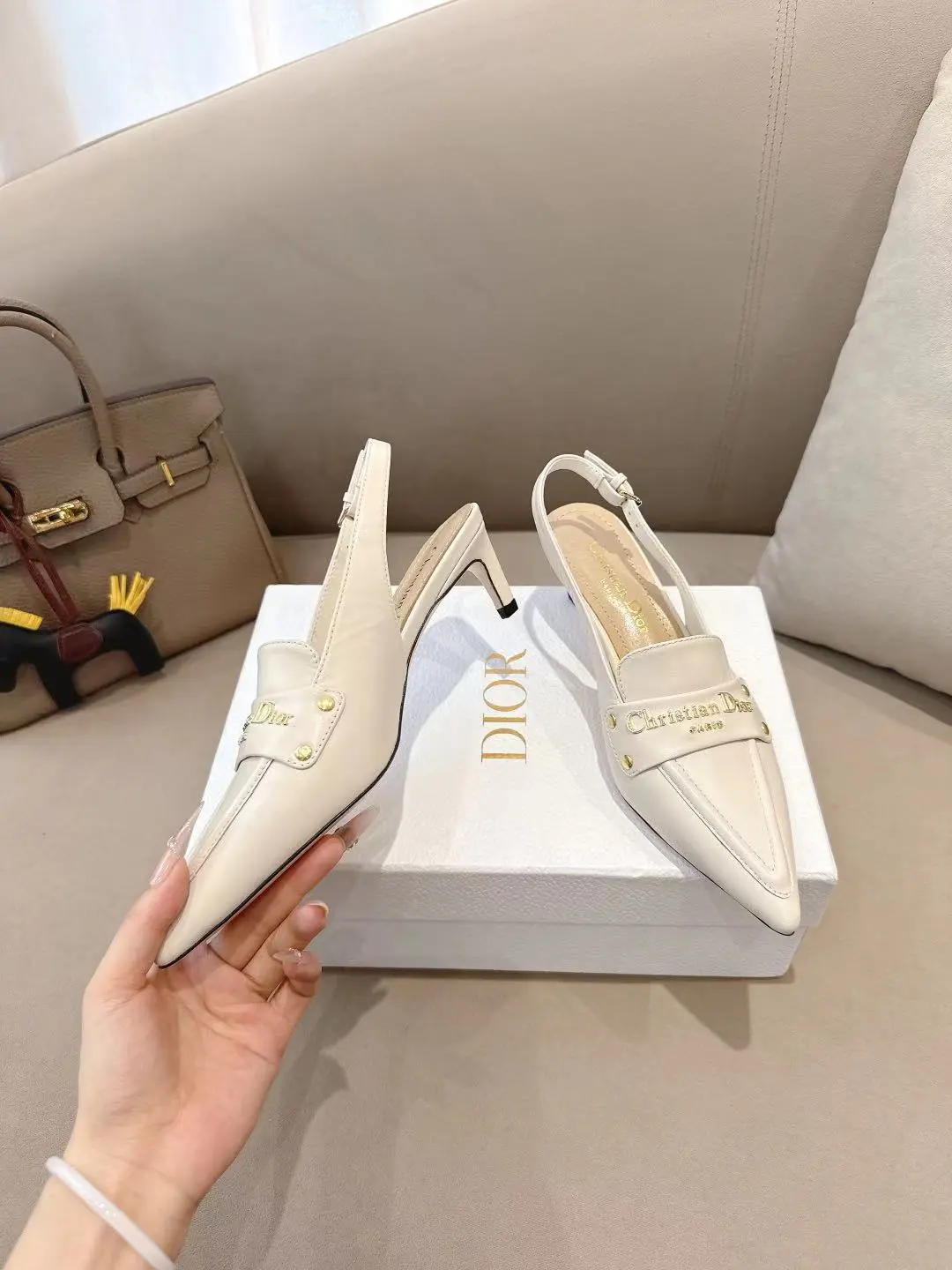 DIOR💙2025/𝐒𝐒 𝐧𝐞𝐰春夏新品钢印字母logo单鞋/凉鞋系列 🎀单鞋 高跟鞋💙 ———————————顶级版本 延续D家永恒经典!这款鞋低调不失华丽 性感又不显张扬 鞋型是大家都爱的秀气款 非常非常显瘦 侧面整个弧度将脚部曲线完美展现😝 既有成熟女人味 又不乏一丝活泼少女感, 上脚也太好看了,值得推荐‼️ ꫛꫀꪝ Go➫ 材质: ❶鞋面:羊皮 ❷内里:混种羊皮 ❸大底:意大利原版底 ❹跟高:5cm ❺ 码数:35-39(40/41/42 定制不退换)P260