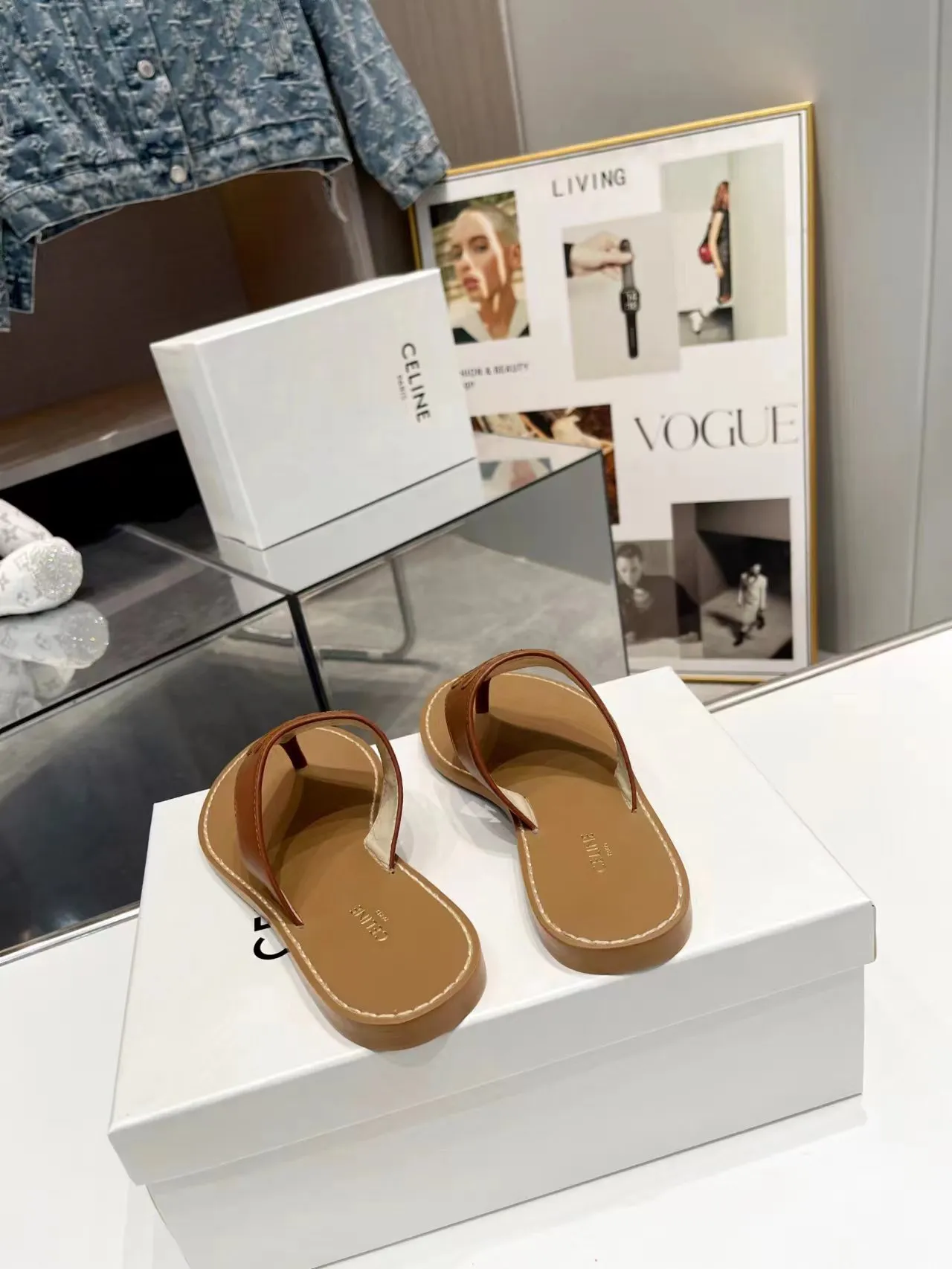 CELINE PARIS 2023拖鞋!🔥 🔥 这一季的赛琳又让我重新爱了它一次这季节美鞋太多😻 这款凉拖真是无敌好搭配!设计搭配经典的 logo 作为点缀整体视觉特别耐看又好搭配👡 !头层牛皮面,羊皮内里。原版油边工艺# celine #2023拖鞋 颜色:黑色,白色,棕色 尺码:35-40 大底:橡胶底P150,单层真皮大底P190