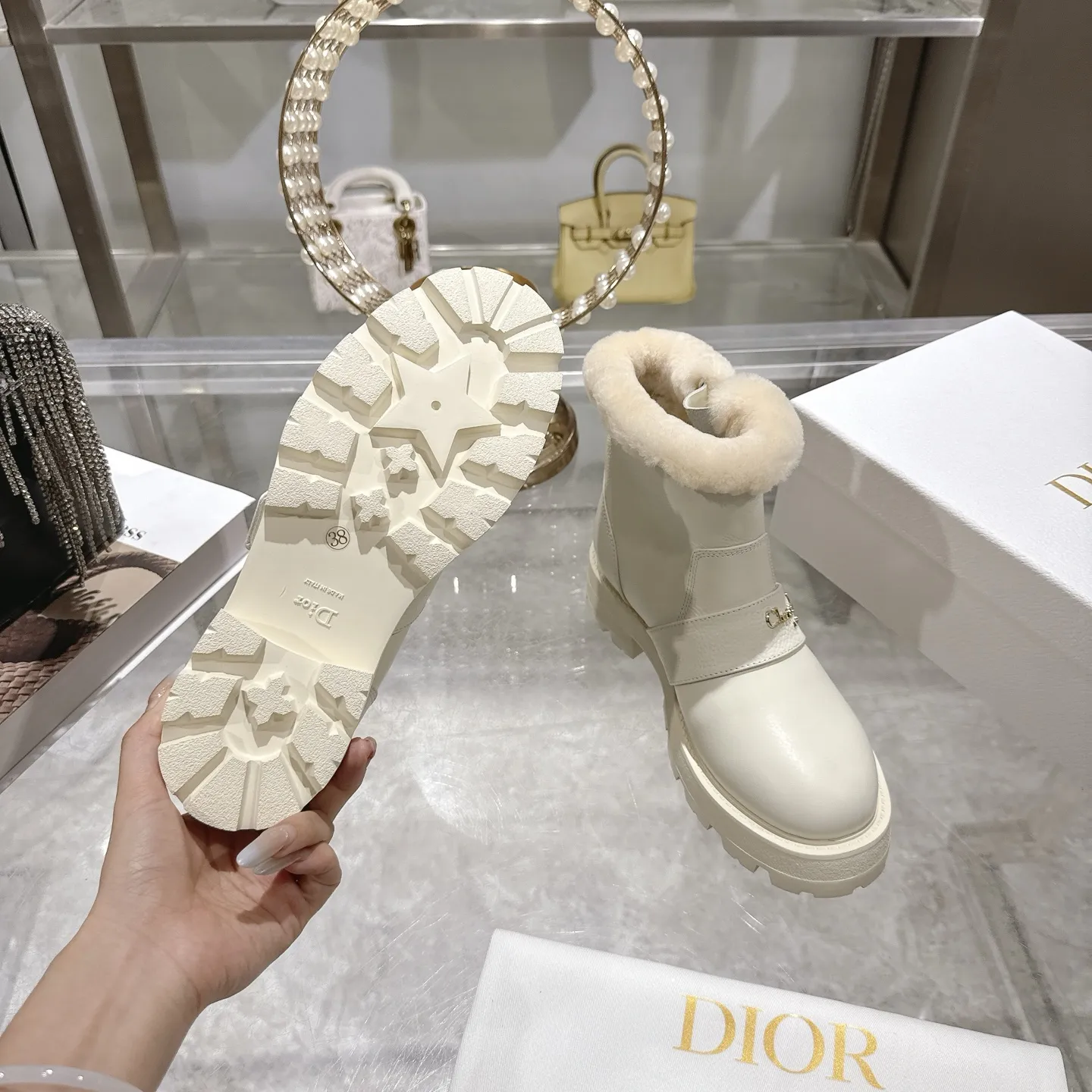 出厂420💰💕Dior 迪奥2025秋冬新款D-Major系列朋克风防寒保暖毛毛女靴 明星同款CD字母logo五金皮带扣侧拉链机车靴 厚底圆头一脚蹬骑士短靴 材质：鞋面进口全粒面小牛皮+100%羊羔毛内里+原版开模Ip大底 底厚：3.5CM Size：35-41标准码（40.41定制不退换）