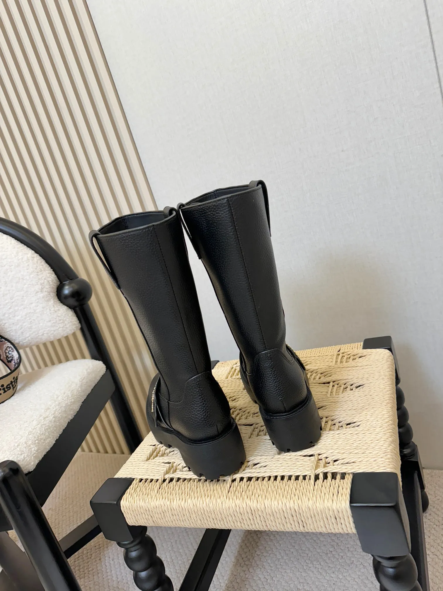 出厂价💰💰380 D-Major 靴子采用别具一格的设计元素打造醒目的外观。采用黑色牛皮革打造,可轻松穿脱。从 Dior Book Tote 手袋汲取灵感,顶部饰以双色“Christian Dior”标志。带有“CD”标志的可调节尼龙带和波纹橡胶鞋底构成醒目轮廓的基调。 踝部以科技面料饰带环绕,搭配黄铜饰环 凹口橡胶鞋底饰以 Christian Dior 的幸运星符号 尺码标准35-41