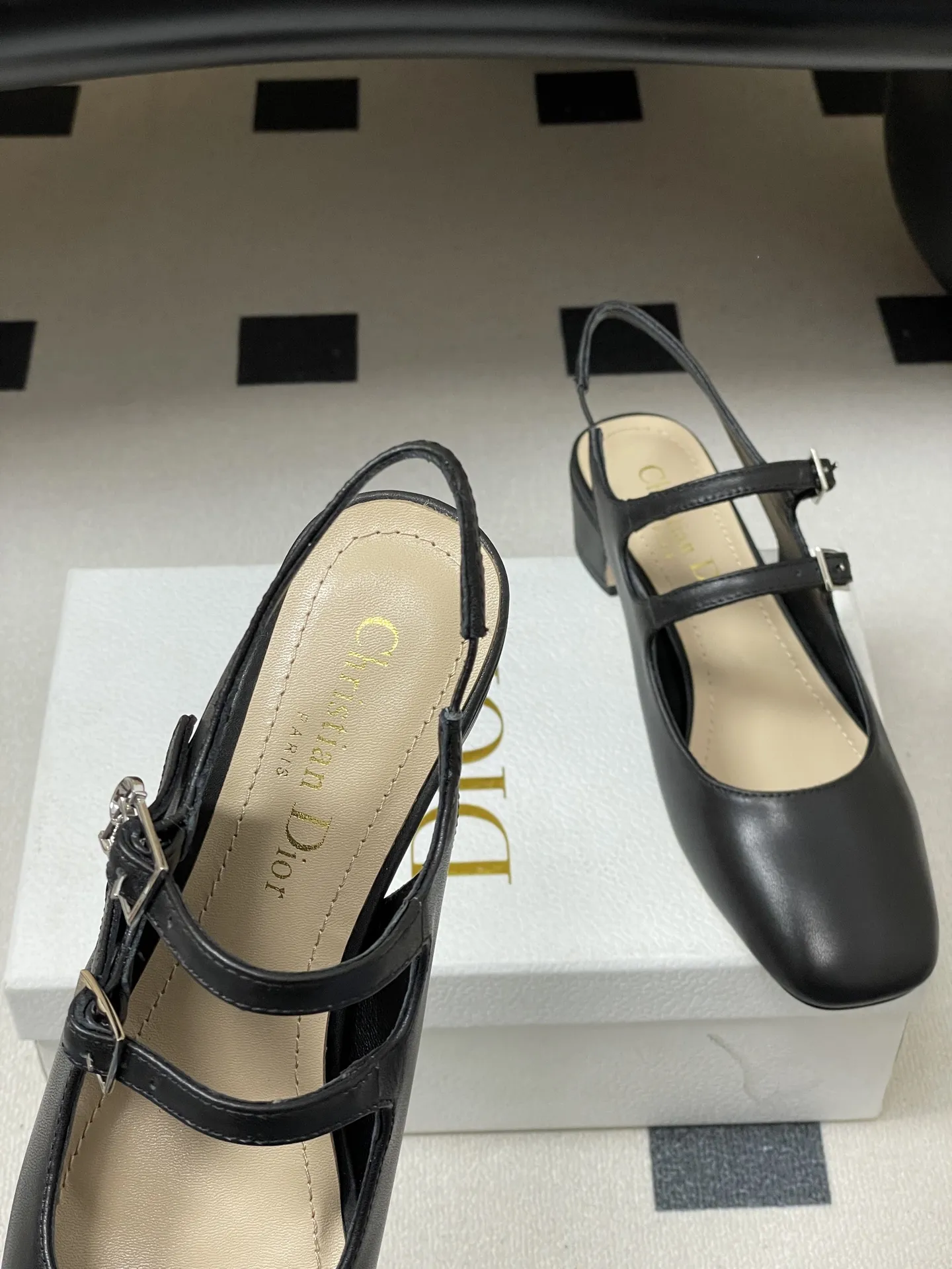 p280- 26ss春夏新款Dior 迪奥D-Cherie露跟高跟鞋CD五金扣两带玛丽珍鞋搭扣后空粗跟凉鞋高跟单鞋 这款Dior Cherie露跟高跟鞋以高雅的造型重新诠释经典的玛丽珍鞋。黑色柔软牛皮革鞋面，正面突显可调节的双系带，点缀以灵感源自Dior档案的相扣的金色饰面金属CD标志。搭配4厘米粗跟，可为各式造型增添优雅气质。 可爱俏皮减龄又不失高级感～富家千金即视感～高雅大气名媛风！ 上脚超美～尽显优雅气质 精致小仙女必入单品 鞋面：牛皮/牛漆皮 内里垫脚：羊皮 鞋底：意大利A级真皮大底 跟高：4cm 码数：35-39（34.40.41.42定做不退换）