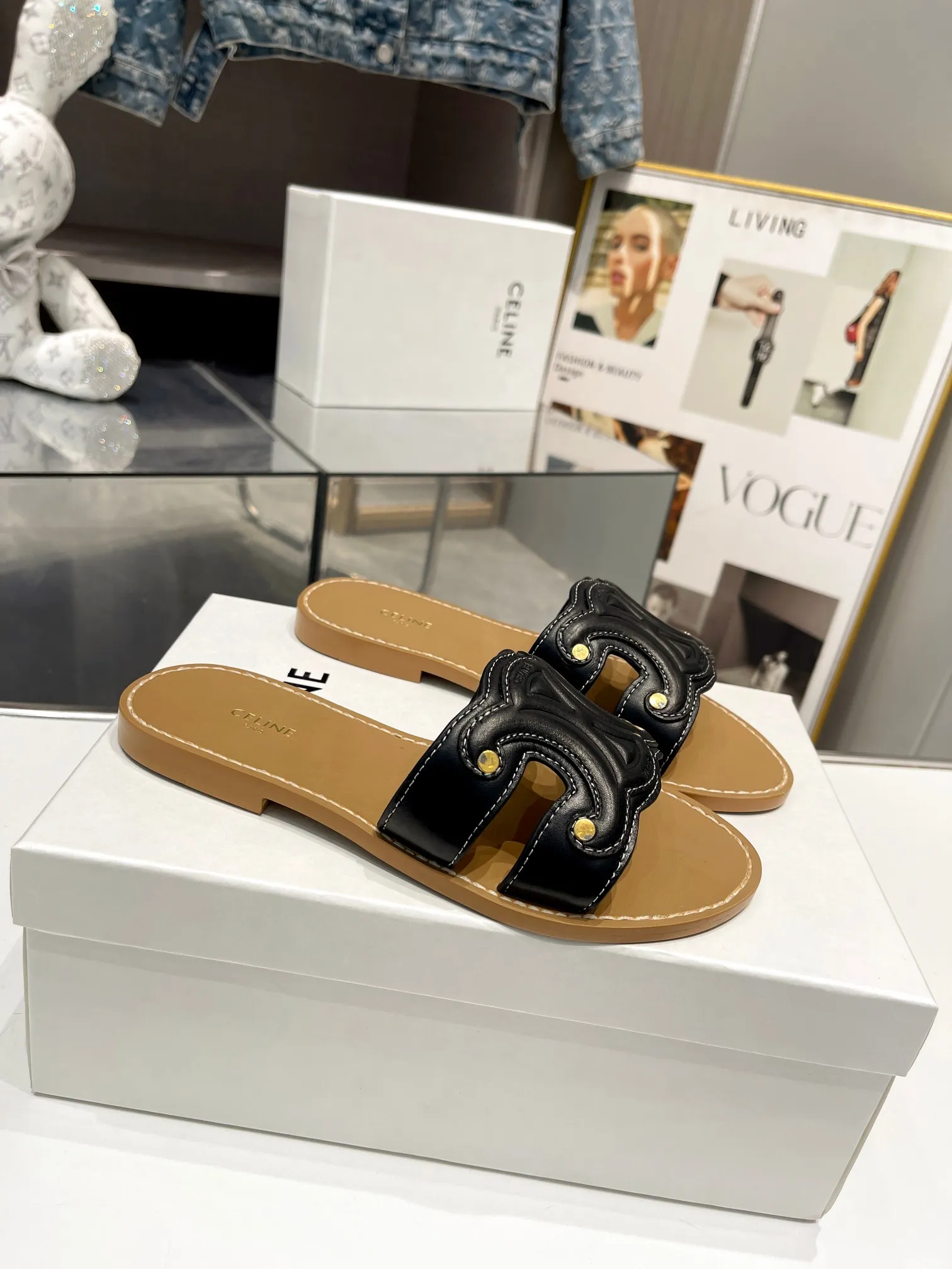 CELINE PARIS 2023拖鞋!🔥 🔥 这一季的赛琳又让我重新爱了它一次这季节美鞋太多😻 这款凉拖真是无敌好搭配!设计搭配经典的 logo 作为点缀整体视觉特别耐看又好搭配👡 !头层牛皮面,羊皮内里。原版油边工艺# celine #2023拖鞋 颜色:黑色,白色,棕色 尺码:35-40(40订做不退不换) 大底:橡胶底P150,单层真皮大底P190