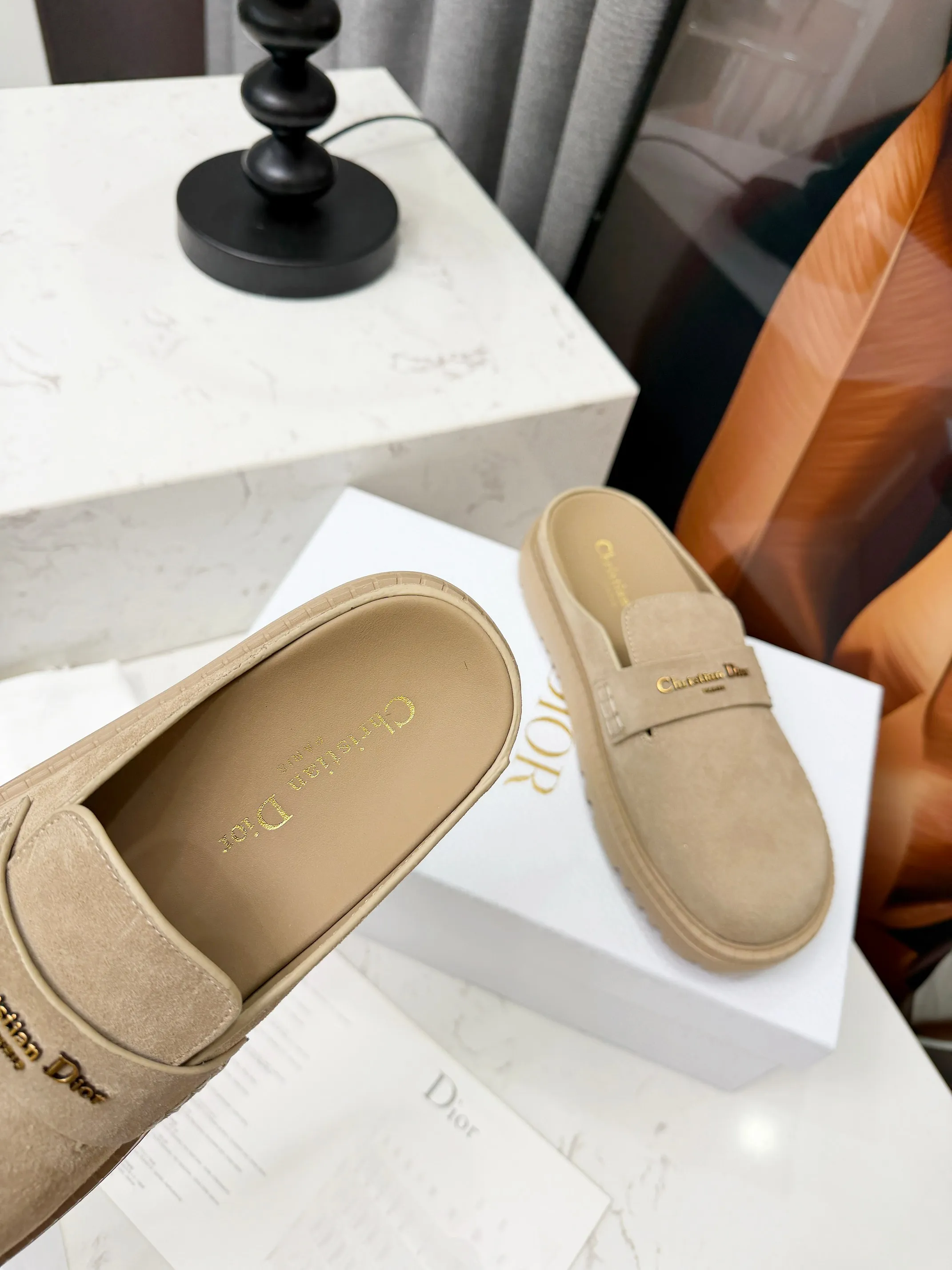 Dior 迪奥2026ss复古英伦风懒人半拖，原版开发 萱型百搭瘦脚yyds.造型立体饱满，帅气十足 上脚舒适 一款非常复古风、气场十足单品、设计风格非常新颖 细节完美 酷炫 潮派💯新潮大底 ， 内里:牛里 码数:35-40（40-41码定做） 出厂价p240