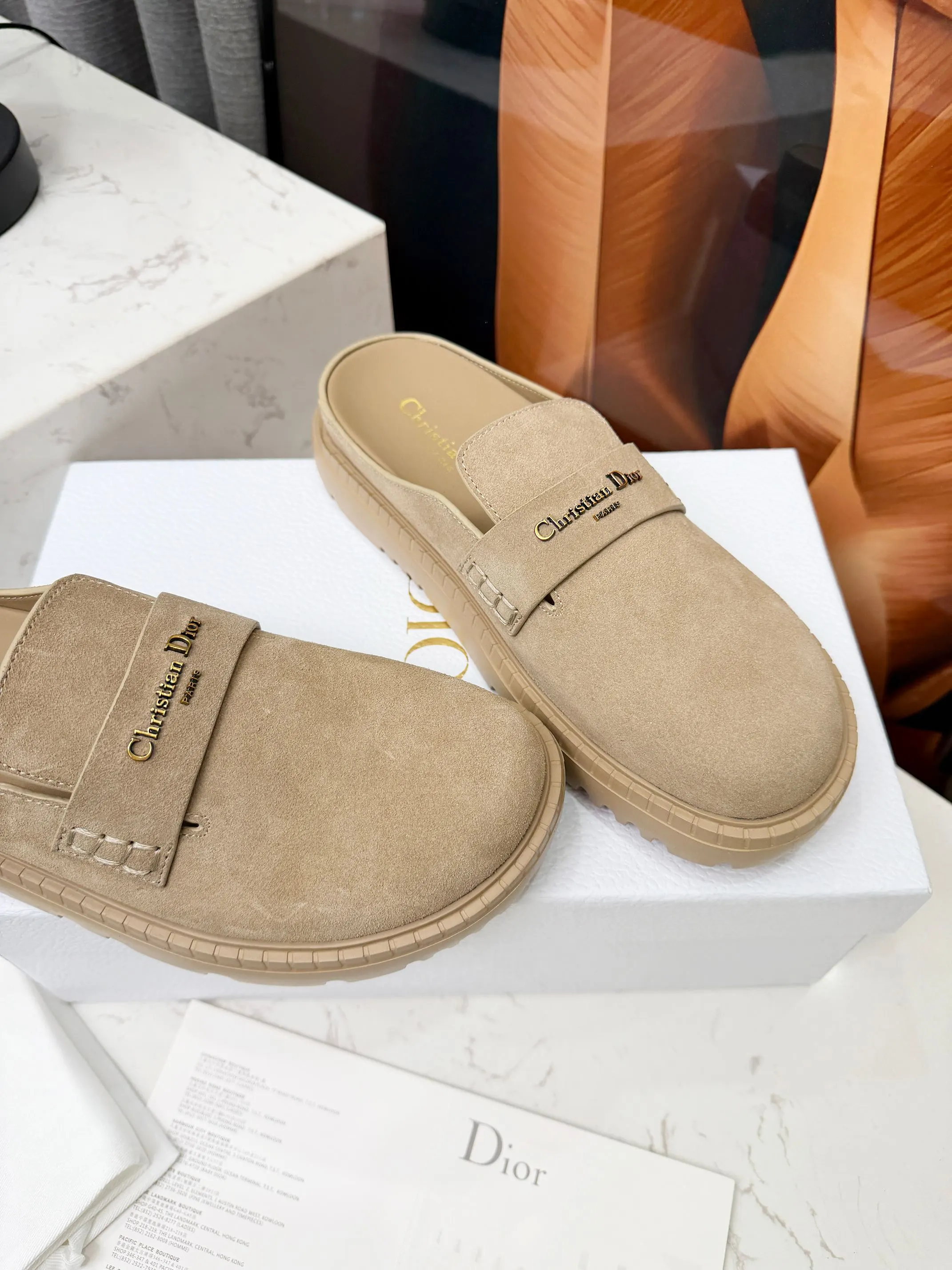 Dior 迪奥2026ss复古英伦风懒人半拖,原版开发 萱型百搭瘦脚yyds.造型立体饱满,帅气十足 上脚舒适 一款非常复古风、气场十足单品、设计风格非常新颖 细节完美 酷炫 潮派💯新潮大底 , 内里:牛里 码数:35-40(40-41码定做) 出厂价p240