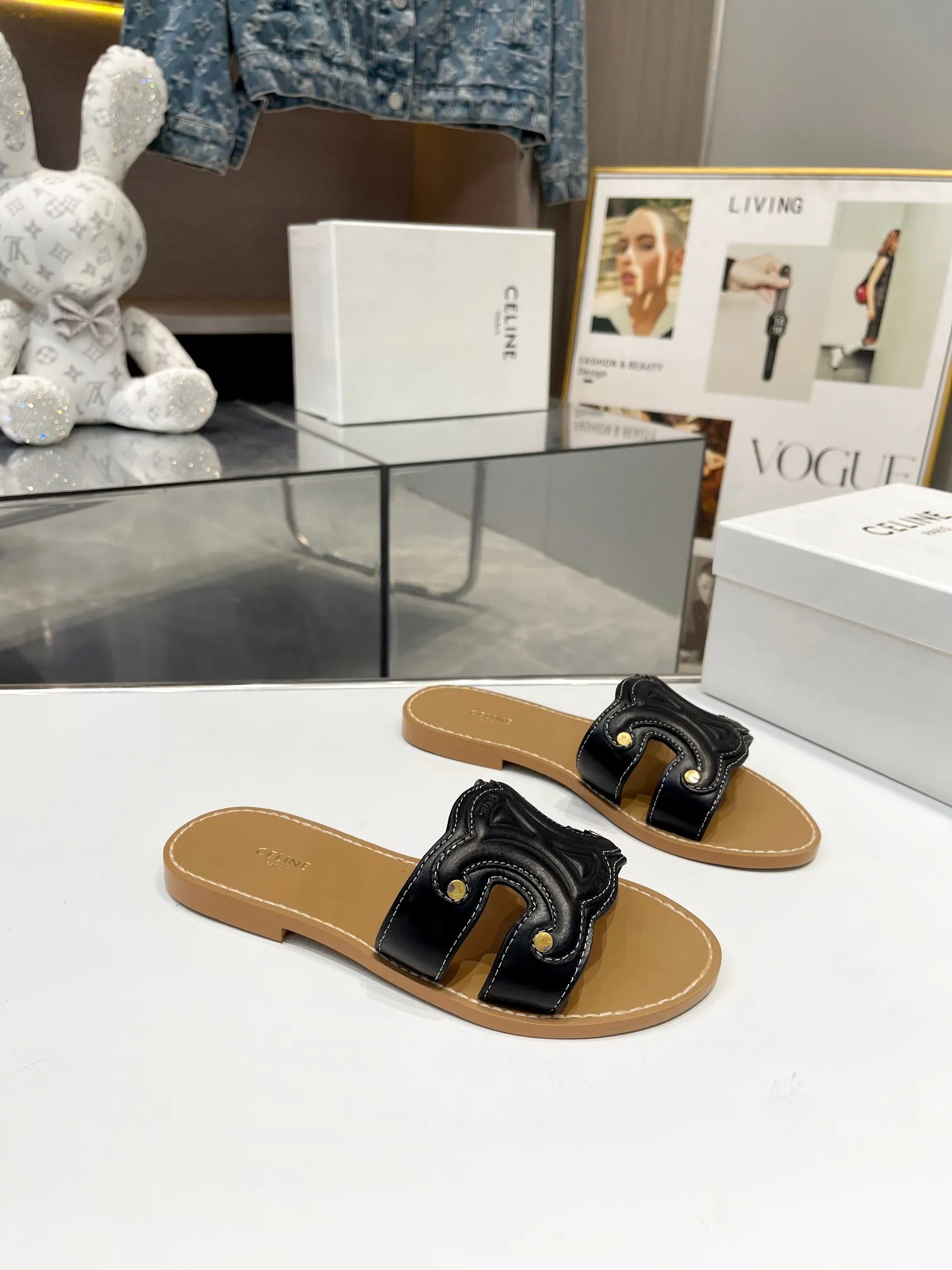 CELINE PARIS 2023拖鞋!🔥 🔥 这一季的赛琳又让我重新爱了它一次这季节美鞋太多😻 这款凉拖真是无敌好搭配!设计搭配经典的 logo 作为点缀整体视觉特别耐看又好搭配👡 !头层牛皮面,羊皮内里。原版油边工艺# celine #2023拖鞋 颜色:黑色,白色,棕色 尺码:35-40(40订做不退不换) 大底:橡胶底P150,单层真皮大底P190