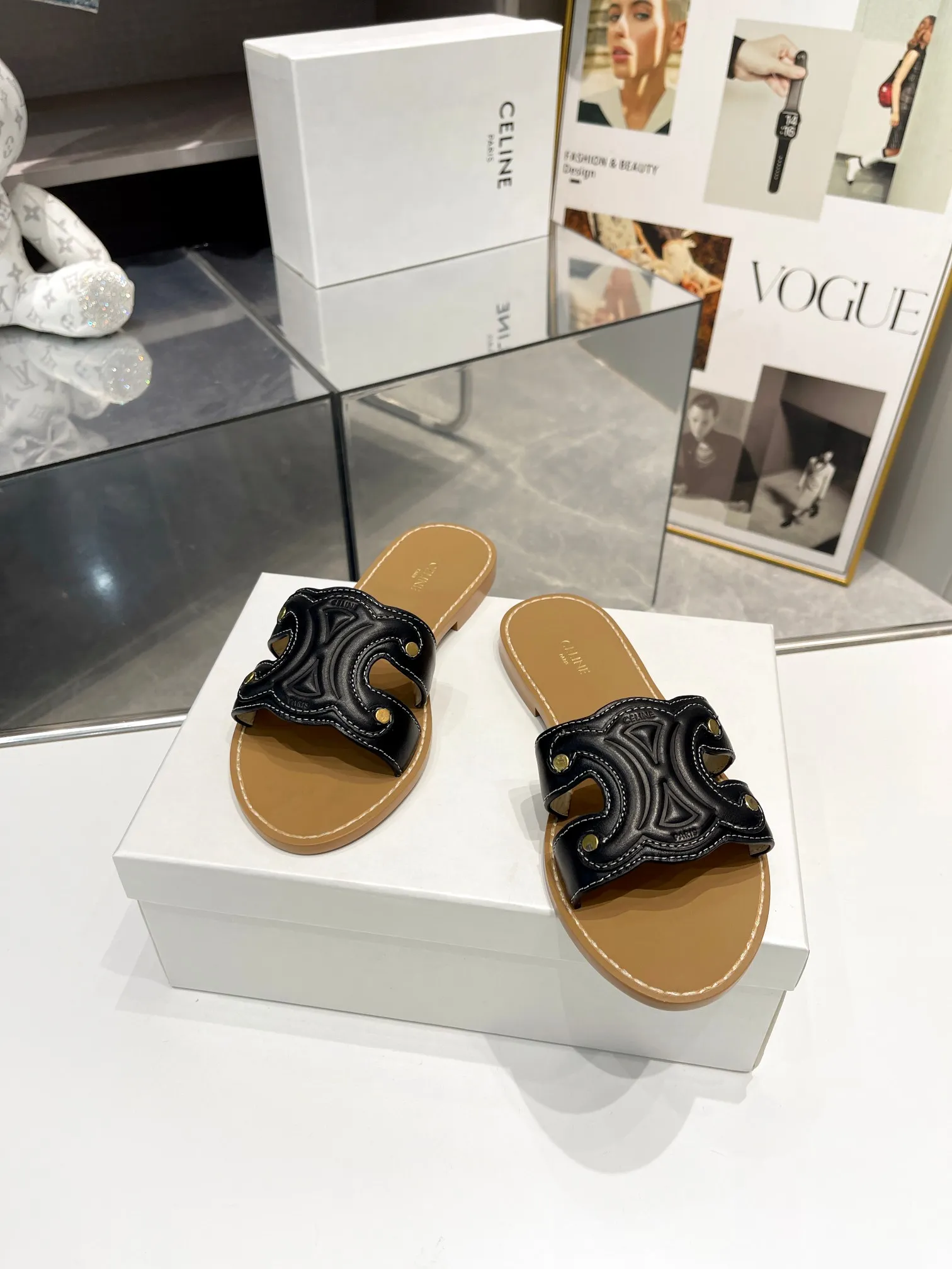 CELINE PARIS 2023拖鞋！🔥 🔥 这一季的赛琳又让我重新爱了它一次这季节美鞋太多😻 这款凉拖真是无敌好搭配！设计搭配经典的 logo 作为点缀整体视觉特别耐看又好搭配👡 ！头层牛皮面，羊皮内里。原版油边工艺# celine #2023拖鞋 颜色：黑色，白色，棕色 尺码：35-40(40订做不退不换) 大底：橡胶底P150，单层真皮大底P190