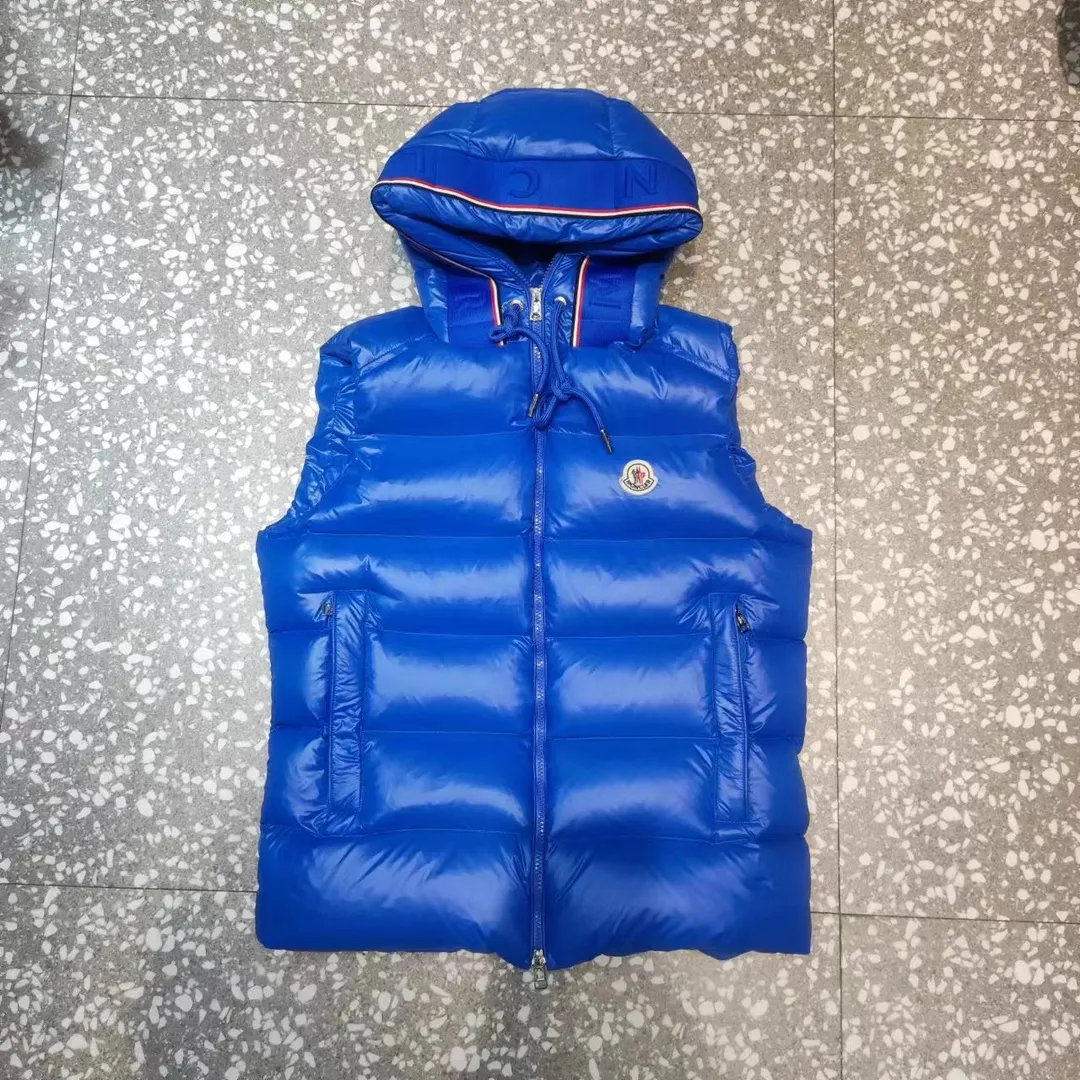 🇫🇷𝐌𝐎𝐍𝐂𝐋𝐄𝐑/蒙口 ⬆️🆕❤️2023🆕Mo*cⅠer 蒙口连帽织带字母羽绒马甲 羽绒马甲采用涤纶制成,是彰显Moncler致力使用低环境影响材料的典范。 真是细节感满满!!上身效果炒鸡棒! 颜色:黑色、天蓝色 尺码:12345