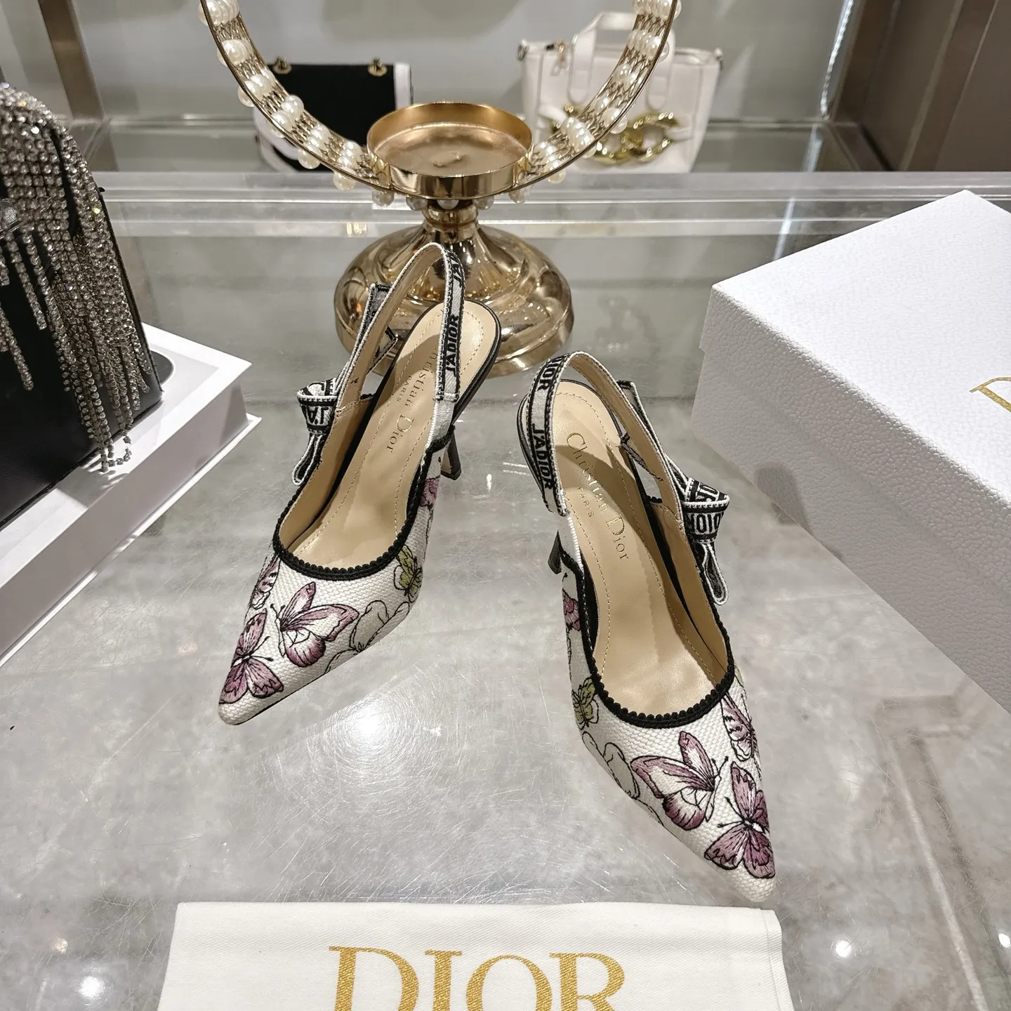 出厂300💰🎆 Dior 迪奥 2026春夏走秀新款bling...bling...水晶鞋 Capture系列高跟女鞋 明星同款凉鞋 市面顶级高端版本 独家发售 材质:原版定制特殊材料+水染羊皮垫脚+原版开模五金扣+意大利真皮大底 跟高:4.5cm 8.5cm size：34-41 (40 .41)定做