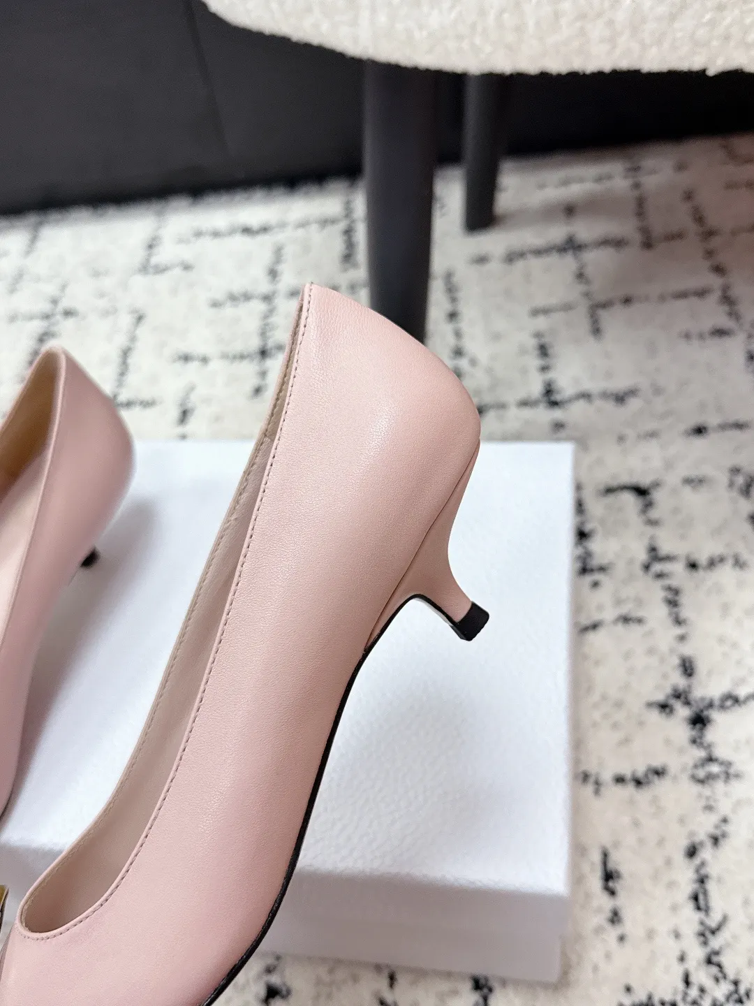 💰270 Dior 迪奥 26/ ss 春夏 走秀新款 CD金属扣 高跟鞋 Dior 2026春夏系列高跟鞋，由Jonathan Anderson设计，黑色尖头+金色CD金属扣，优雅又有现代感。细高跟约8-10cm，修饰腿型，拉长比例，适合职场、宴会等正式场合。鞋面优质皮革，触感柔软，穿着舒适。CD金属扣是Dior经典标志，彰显品牌历史与创新。整体设计融合经典与玩味，是现代女性气质与自信的象征。 ✔️面料: 原版牛皮/牛反绒 ✔️内里: 羊皮 ✔️鞋底: 意大利真皮底 ✔️跟高: 3.5 ✔️Size: #35-41(40.41订做）