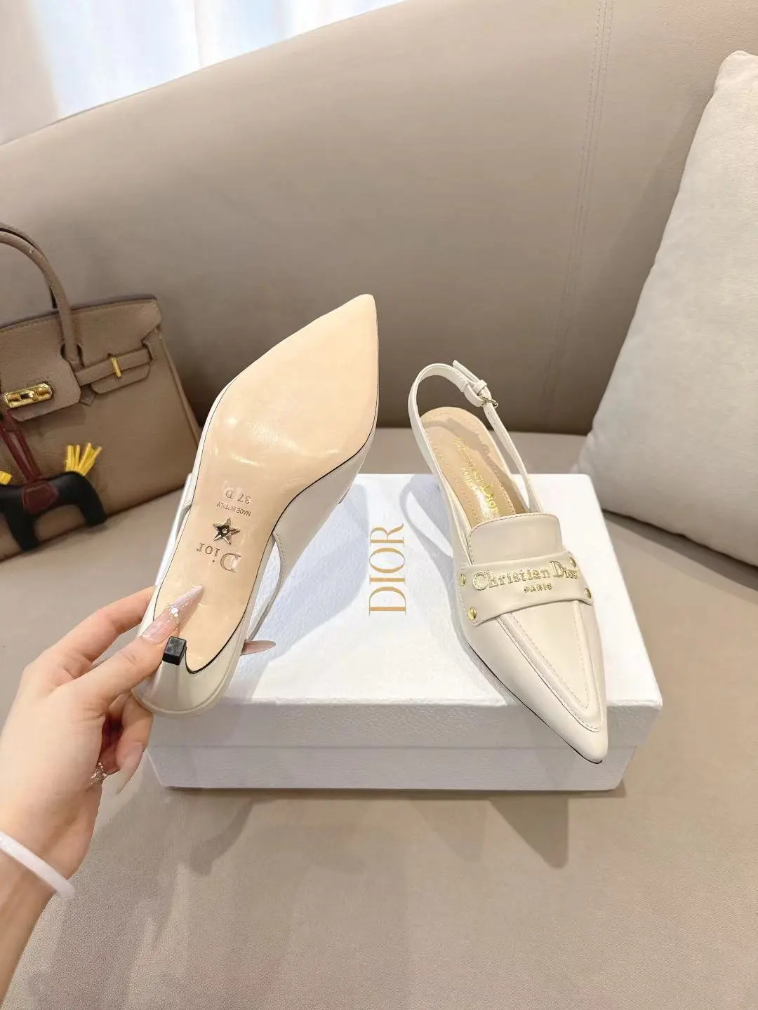 DIOR💙2025/𝐒𝐒 𝐧𝐞𝐰春夏新品钢印字母logo单鞋/凉鞋系列 🎀单鞋 高跟鞋💙 &mdash;&mdash;&mdash;&mdash;&mdash;&mdash;&mdash;&mdash;&mdash;&mdash;&mdash;顶级版本 延续D家永恒经典！这款鞋低调不失华丽 性感又不显张扬 鞋型是大家都爱的秀气款 非常非常显瘦 侧面整个弧度将脚部曲线完美展现😝 既有成熟女人味 又不乏一丝活泼少女感， 上脚也太好看了，值得推荐‼️ ꫛꫀꪝ Go➫ 材质： ❶鞋面：羊皮 ❷内里：混种羊皮 ❸大底：意大利原版底 ❹跟高：5cm ❺ 码数：35-39（40/41/42 定制不退换）P260