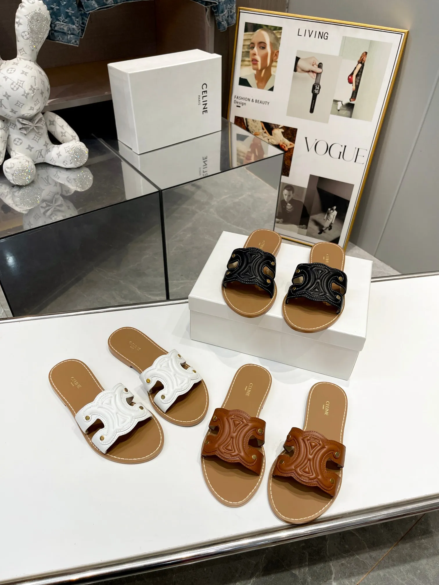 CELINE PARIS 2023拖鞋!🔥 🔥 这一季的赛琳又让我重新爱了它一次这季节美鞋太多😻 这款凉拖真是无敌好搭配!设计搭配经典的 logo 作为点缀整体视觉特别耐看又好搭配👡 !头层牛皮面,羊皮内里。原版油边工艺# celine #2023拖鞋 颜色:黑色,白色,棕色 尺码:35-40(40订做不退不换) 大底:橡胶底P150,单层真皮大底P190