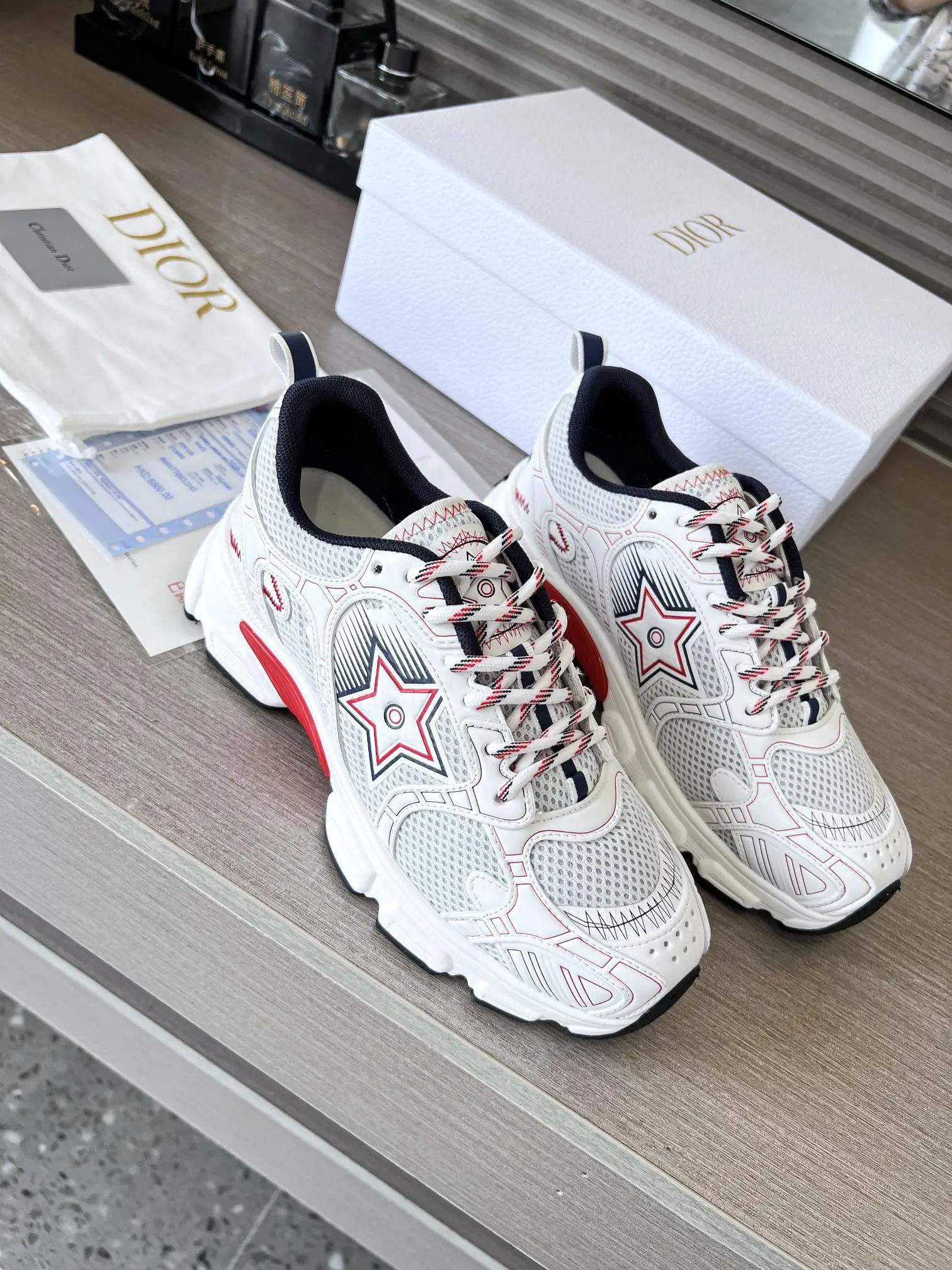 这款 Dior Chrono 运动鞋是二零二四秋季新品，以 Dior 的高订风格重新演绎跑步鞋。白色网眼织物搭配红色和白色调层压皮革效果镶片，两侧的 CD 标志、鞋舌上的星星补丁和鞋跟的 Dior 标志，诸多细节彰显格调。采用双色鞋带，轻盈鞋底搭配星星装饰，可全年打造休闲造型。 价格：P250 码数：女码35-41（35/42可定做） 男码40-46 颜色：白、全白、粉、金、银、红