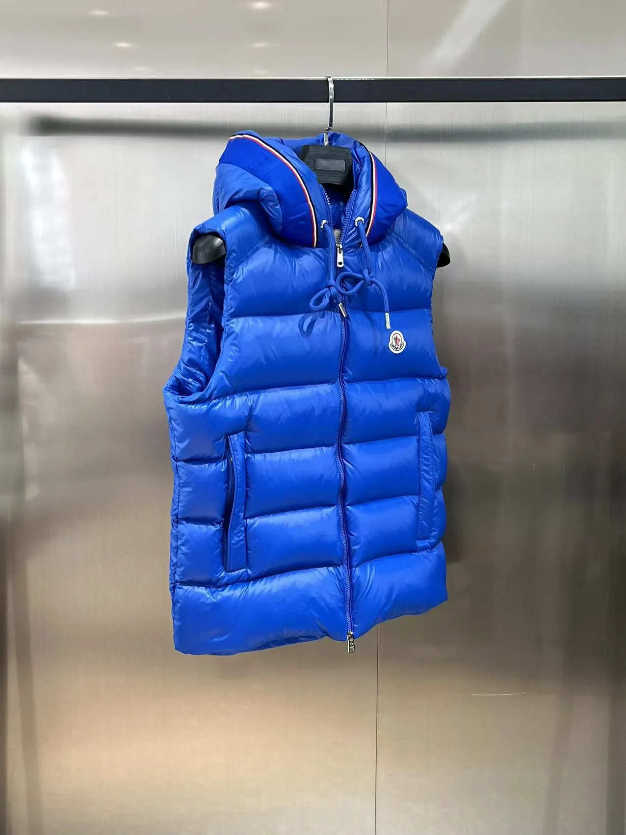 🇫🇷𝐌𝐎𝐍𝐂𝐋𝐄𝐑/蒙口 ⬆️🆕❤️2023🆕Mo*cⅠer 蒙口连帽织带字母羽绒马甲 羽绒马甲采用涤纶制成,是彰显Moncler致力使用低环境影响材料的典范。 真是细节感满满!!上身效果炒鸡棒! 颜色:黑色、天蓝色 尺码:12345