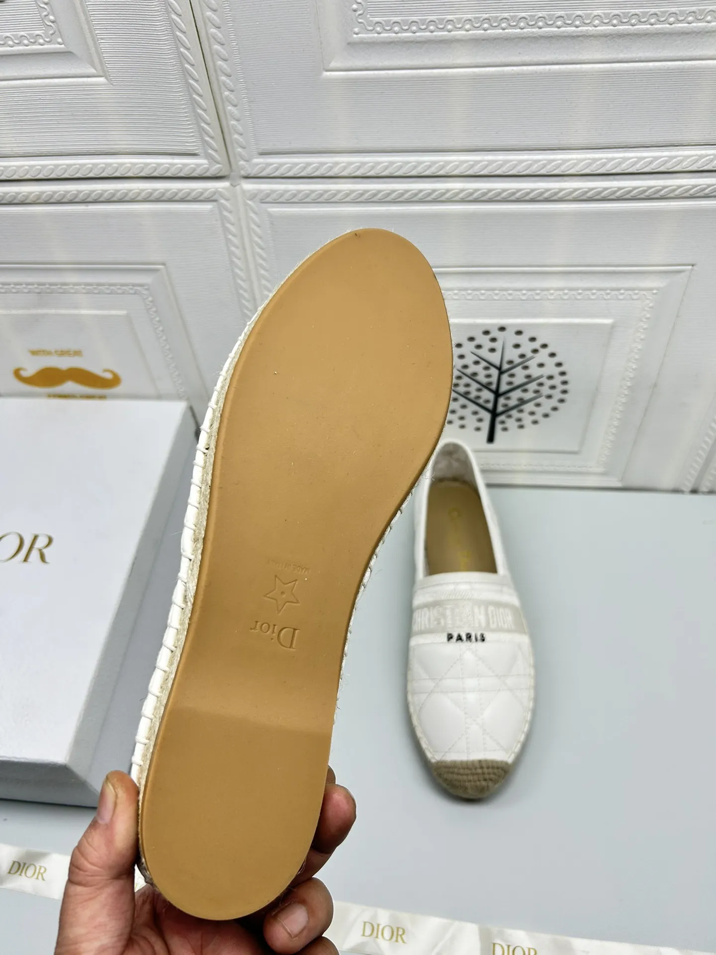 ——上新——p180💰,25ss Dior Granville草编鞋印花图案顶级 鞋面:饰以“CHRISTIANDIOR”棉质刺绣 工艺:纯手工缝制麻绳大底 内里:进口柔软透气绵羊内里加垫脚 码数:35-40(34.41.42定制) 大底:独家开模饰以幸运星符号橡胶大底 • 渔夫鞋