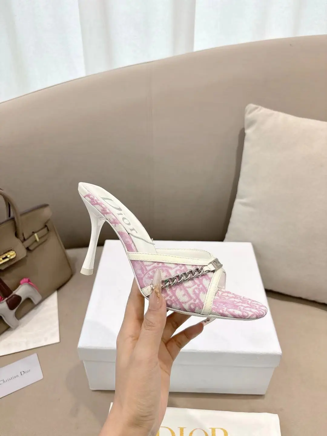 Dior*迪奥2025ss夏季新款中古链条高跟拖鞋♕♕公主范十足,颜色非常抬肤色,迷人的复古美感 夏季必备单品,无论是上班还是平时穿着,绝对是满满的清新感 ✔鞋面:原版特殊材质 ✔内里:环保羊皮内里 ✔大底:进口意大利真皮大底 ✔跟高:8.5cm ✔码数:35-39 (40 41 42定做不退换)P270