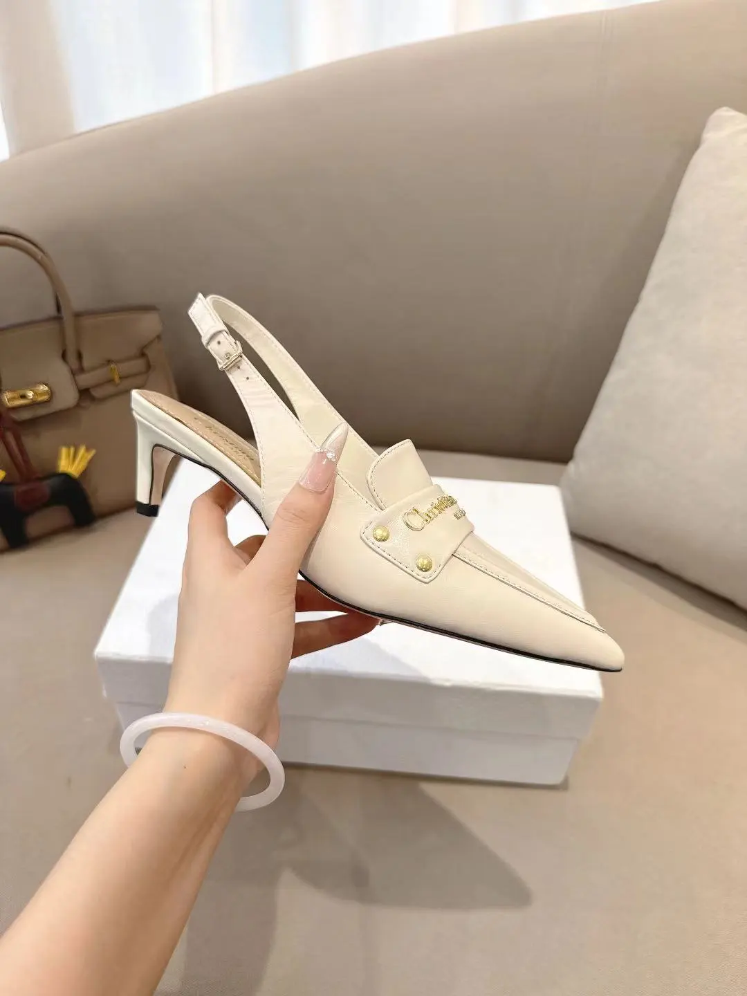 DIOR💙2025/𝐒𝐒 𝐧𝐞𝐰春夏新品钢印字母logo单鞋/凉鞋系列 🎀单鞋 高跟鞋💙 &mdash;&mdash;&mdash;&mdash;&mdash;&mdash;&mdash;&mdash;&mdash;&mdash;&mdash;顶级版本 延续D家永恒经典！这款鞋低调不失华丽 性感又不显张扬 鞋型是大家都爱的秀气款 非常非常显瘦 侧面整个弧度将脚部曲线完美展现😝 既有成熟女人味 又不乏一丝活泼少女感， 上脚也太好看了，值得推荐‼️ ꫛꫀꪝ Go➫ 材质： ❶鞋面：羊皮 ❷内里：混种羊皮 ❸大底：意大利原版底 ❹跟高：5cm ❺ 码数：35-39（40/41/42 定制不退换）P260