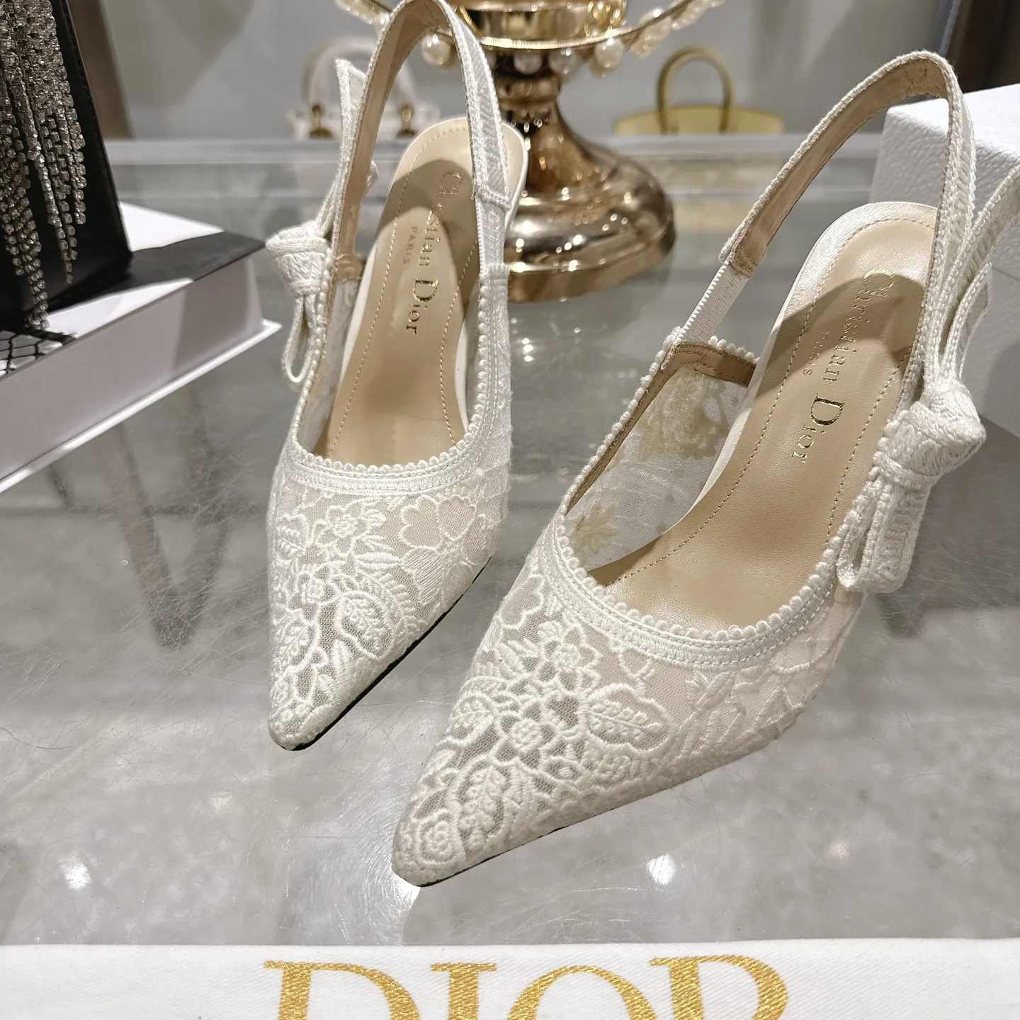 出厂300💰🎆 Dior 迪奥 2026春夏走秀新款bling...bling...水晶鞋 Capture系列高跟女鞋 明星同款凉鞋 市面顶级高端版本 独家发售 材质:原版定制特殊材料+水染羊皮垫脚+原版开模五金扣+意大利真皮大底 跟高:4.5cm 8.5cm size:34-41 (40 .41)定做