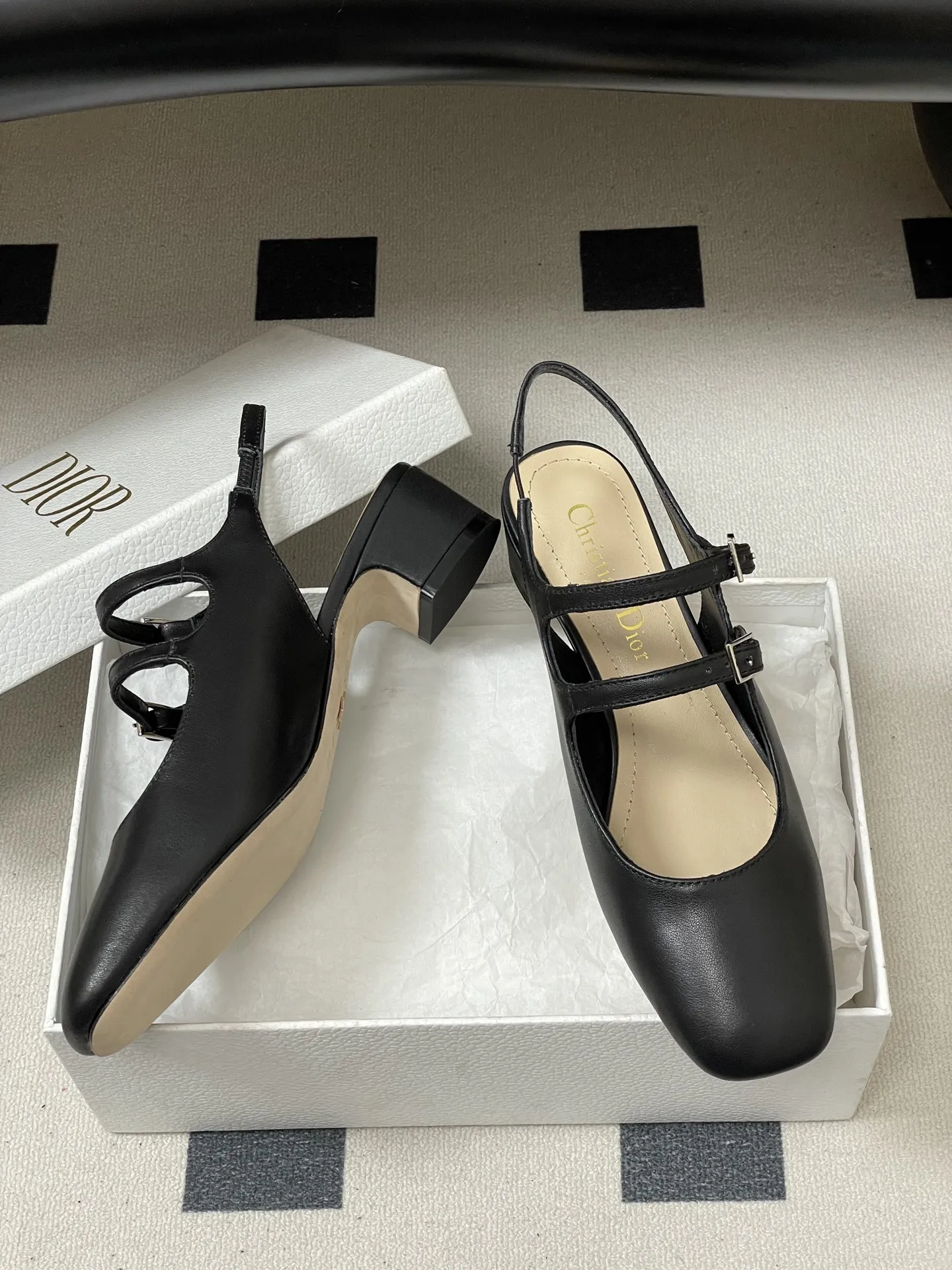 p280- 26ss春夏新款Dior 迪奥D-Cherie露跟高跟鞋CD五金扣两带玛丽珍鞋搭扣后空粗跟凉鞋高跟单鞋 这款Dior Cherie露跟高跟鞋以高雅的造型重新诠释经典的玛丽珍鞋。黑色柔软牛皮革鞋面,正面突显可调节的双系带,点缀以灵感源自Dior档案的相扣的金色饰面金属CD标志。搭配4厘米粗跟,可为各式造型增添优雅气质。 可爱俏皮减龄又不失高级感~富家千金即视感~高雅大气名媛风! 上脚超美~尽显优雅气质 精致小仙女必入单品 鞋面:牛皮/牛漆皮 内里垫脚:羊皮 鞋底:意大利A级真皮大底 跟高:4cm 码数:35-39(34.40.41.42定做不退换)