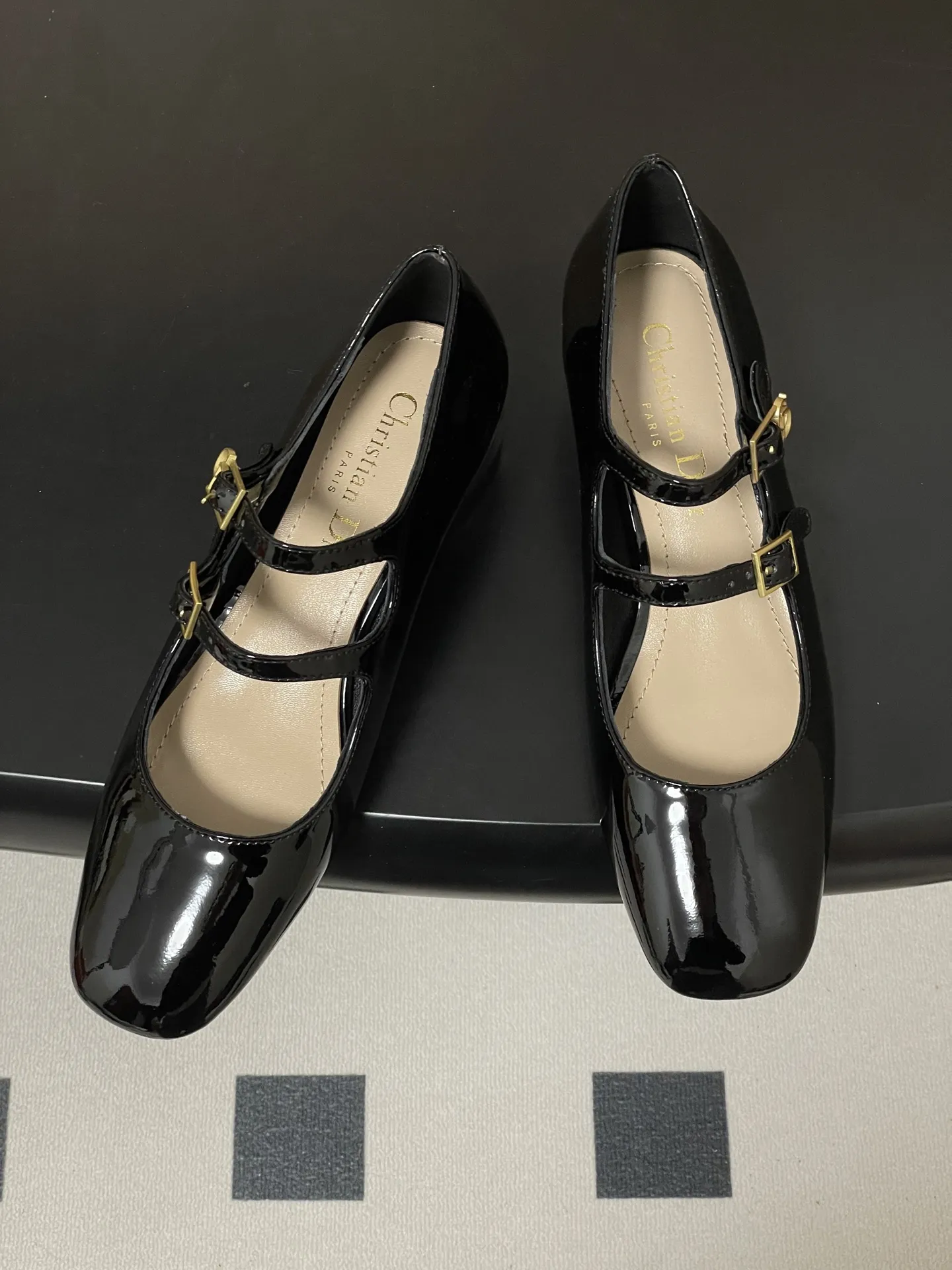 p280- 26ss春夏新款Dior 迪奥D-Cherie露跟高跟鞋CD五金扣两带玛丽珍鞋搭扣后空粗跟凉鞋高跟单鞋 这款Dior Cherie露跟高跟鞋以高雅的造型重新诠释经典的玛丽珍鞋。黑色柔软牛皮革鞋面，正面突显可调节的双系带，点缀以灵感源自Dior档案的相扣的金色饰面金属CD标志。搭配4厘米粗跟，可为各式造型增添优雅气质。 可爱俏皮减龄又不失高级感～富家千金即视感～高雅大气名媛风！ 上脚超美～尽显优雅气质 精致小仙女必入单品 鞋面：牛皮/牛漆皮 内里垫脚：羊皮 鞋底：意大利A级真皮大底 跟高：4cm 码数：35-39（34.40.41.42定做不退换）