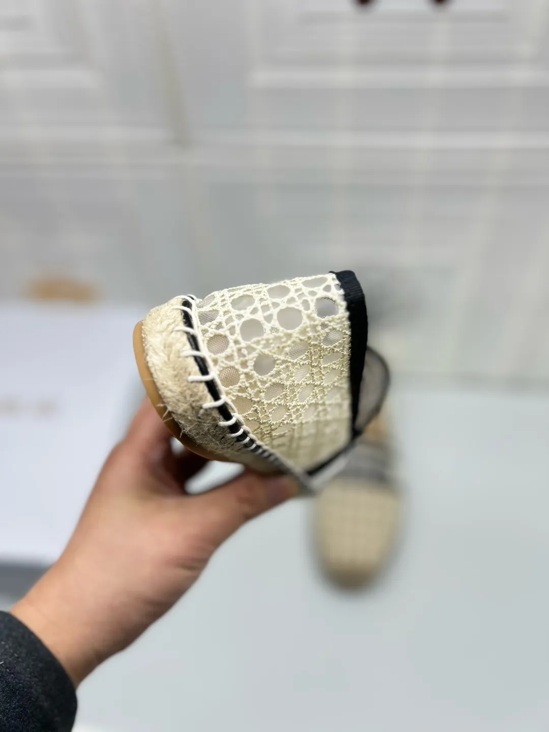 &mdash;&mdash;上新&mdash;&mdash;p180💰，25ss Dior Granville草编鞋印花图案顶级 鞋面：饰以&ldquo;CHRISTIANDIOR&rdquo;棉质刺绣 工艺：纯手工缝制麻绳大底 内里：进口柔软透气绵羊内里加垫脚 码数：35-40（34.41.42定制） 大底：独家开模饰以幸运星符号橡胶大底 &bull; 渔夫鞋