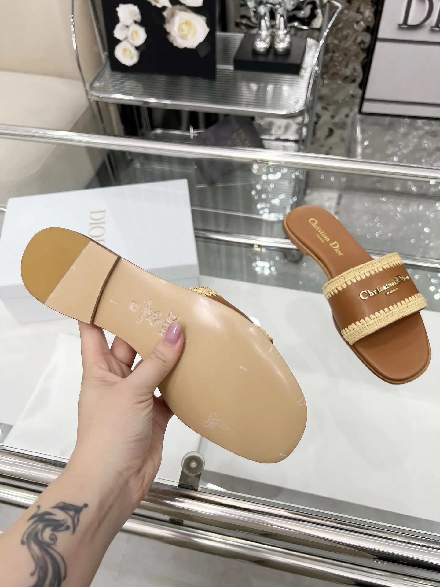 Dior 2025夏季新品，开启度假般的时髦之旅🎁，城市限定款，拉菲草纯手工编织，35-43。（35定做不退换）像胶底170。真皮底210