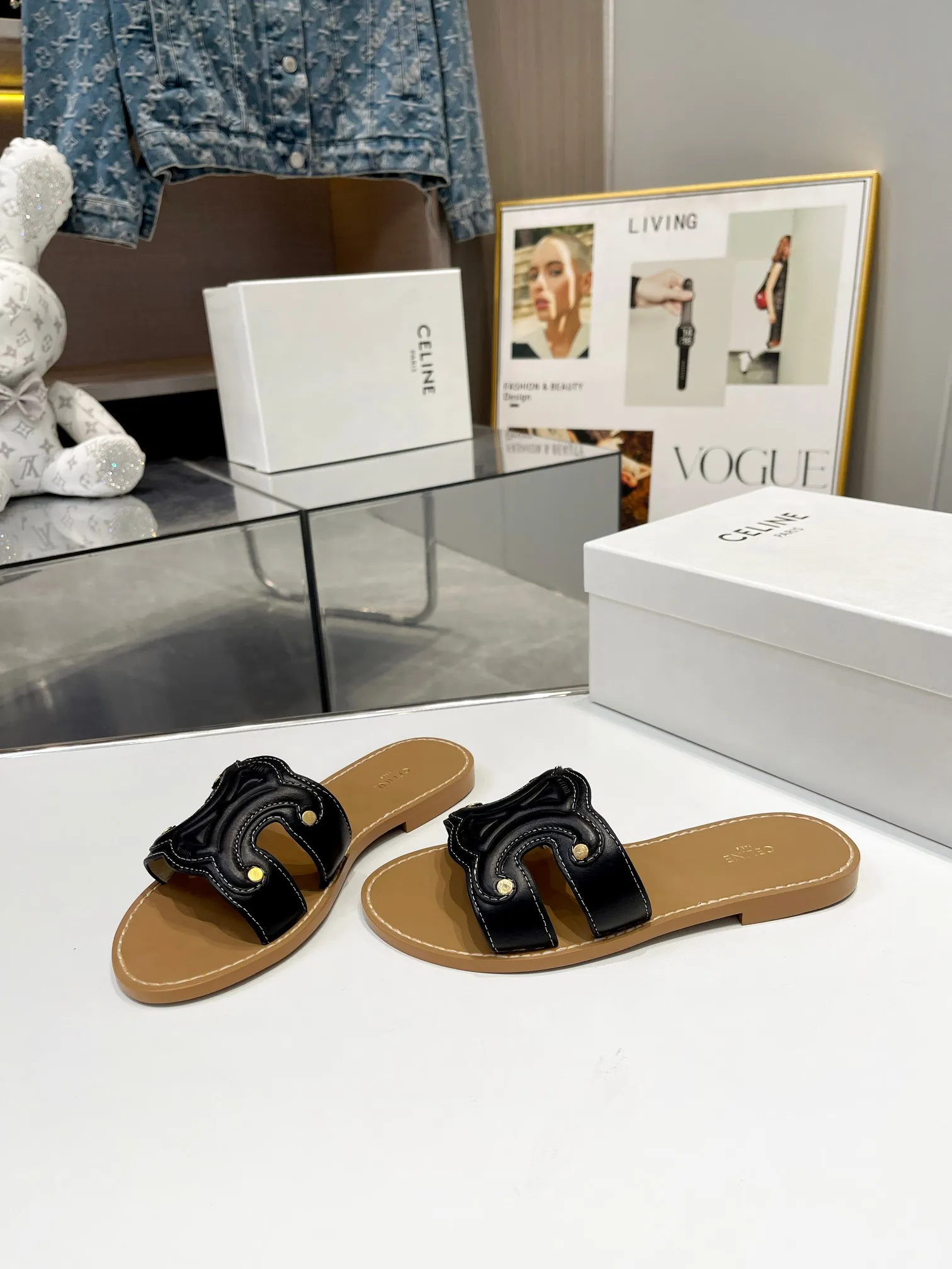 CELINE PARIS 2023拖鞋！🔥 🔥 这一季的赛琳又让我重新爱了它一次这季节美鞋太多😻 这款凉拖真是无敌好搭配！设计搭配经典的 logo 作为点缀整体视觉特别耐看又好搭配👡 ！头层牛皮面，羊皮内里。原版油边工艺# celine #2023拖鞋 颜色：黑色，白色，棕色 尺码：35-40(40订做不退不换) 大底：橡胶底P150，单层真皮大底P190