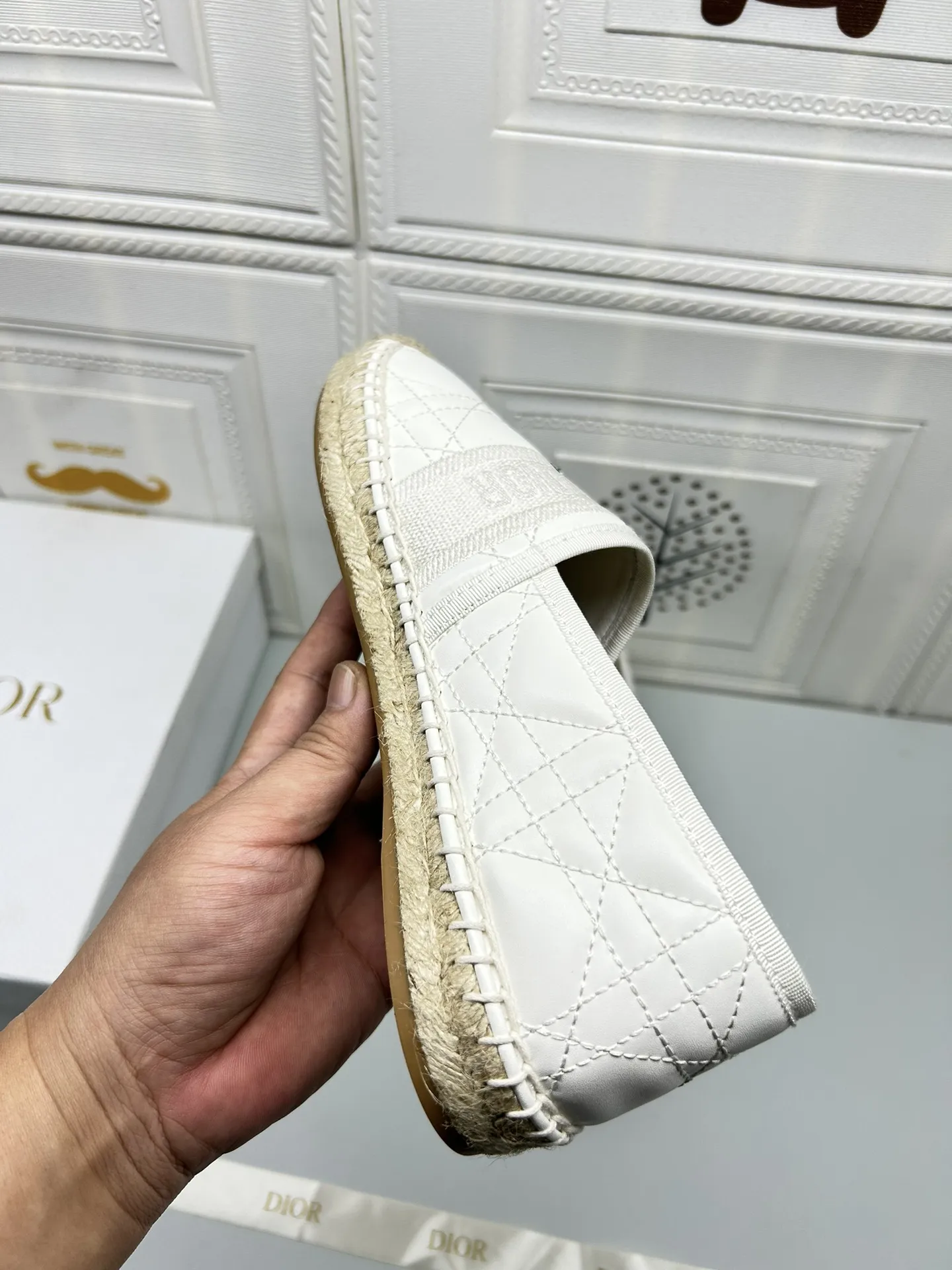 &mdash;&mdash;上新&mdash;&mdash;p180💰，25ss Dior Granville草编鞋印花图案顶级 鞋面：饰以&ldquo;CHRISTIANDIOR&rdquo;棉质刺绣 工艺：纯手工缝制麻绳大底 内里：进口柔软透气绵羊内里加垫脚 码数：35-40（34.41.42定制） 大底：独家开模饰以幸运星符号橡胶大底 &bull; 渔夫鞋