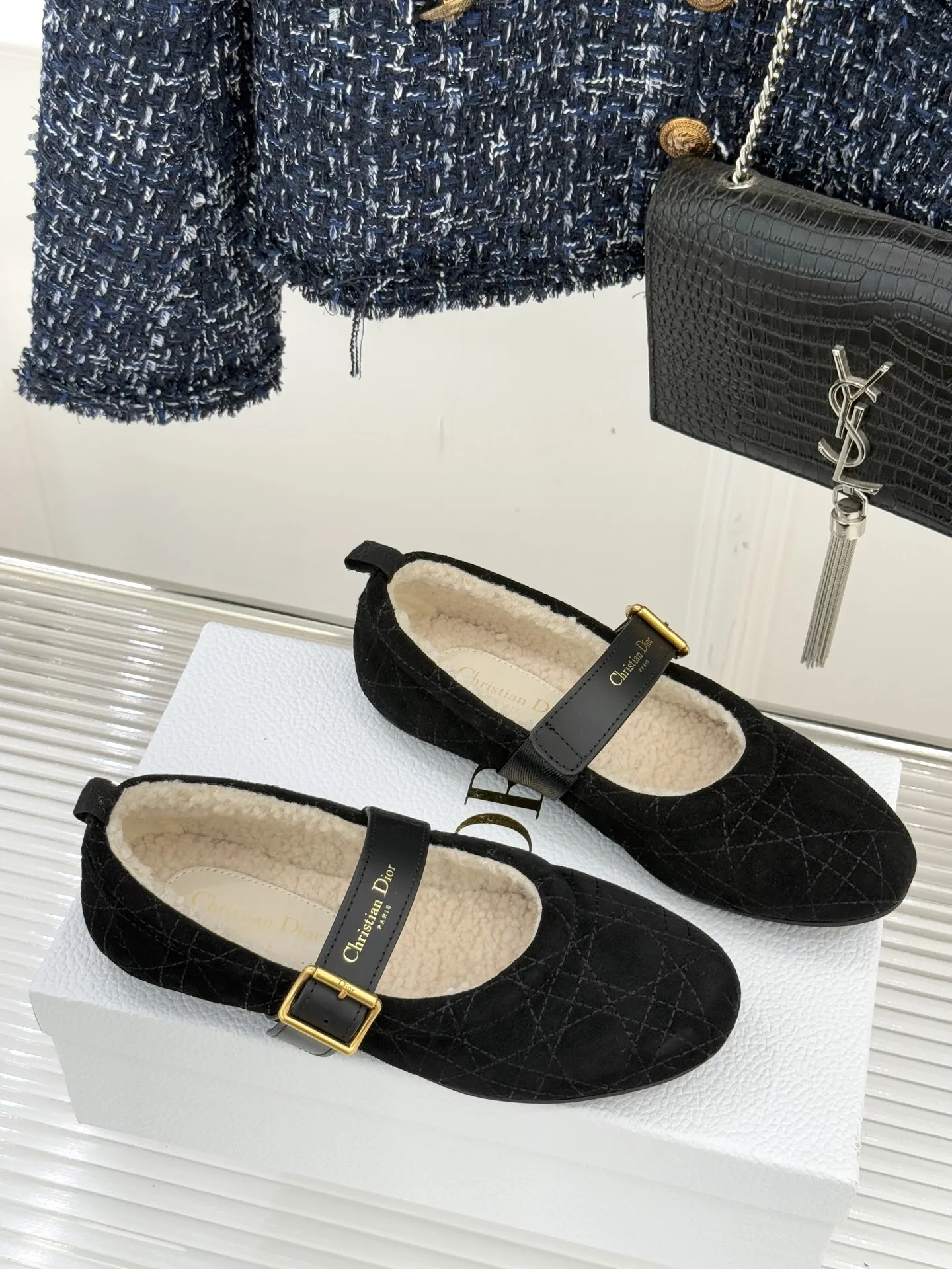 厂价💰280 Dior/迪奥25WF新品字母复古菱格 皮带扣玛丽珍毛毛鞋 当法式优雅邂逅复古风潮 这双毛毛鞋以经典廓形重构冬日精致 让每一步都踏在质感与暖意的平衡点上 标志性菱格纹采用精密电绣工艺 在鞋身勾勒出隽永线条 搭配金属CD标识皮带扣 将高定基因融入复古细节 举手投足间尽显老钱格调。 鞋口蓬松羊羔毛温柔包裹脚踝 如同裹住冬日暖阳 细腻绒毛兼具保暖与奢华质感 即便零下5℃也能暖足不闷脚 既能搭配羊毛大衣打造通勤精致感 也能适配针织连衣裙解锁约会氛围感 甚至踩跟穿都自带松弛韵味。 面料采用原版进口牛京 内里踮脚均为进口羊毛 原版开模定制防滑大底 size:35-39(40/41)