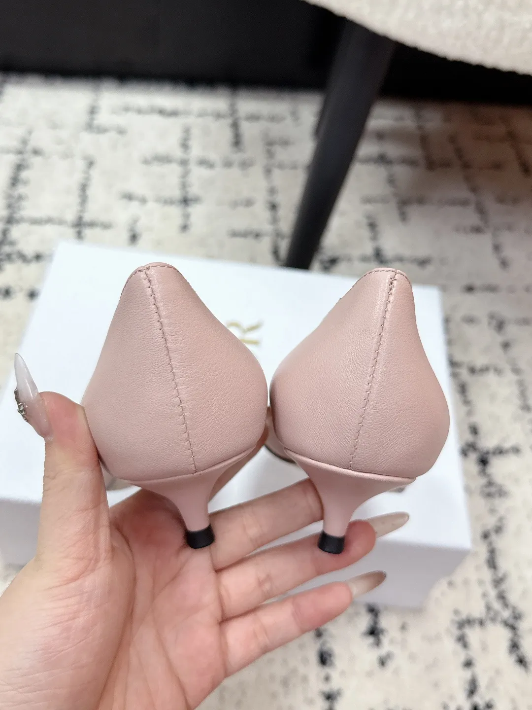 💰270 Dior 迪奥 26/ ss 春夏 走秀新款 CD金属扣 高跟鞋 Dior 2026春夏系列高跟鞋，由Jonathan Anderson设计，黑色尖头+金色CD金属扣，优雅又有现代感。细高跟约8-10cm，修饰腿型，拉长比例，适合职场、宴会等正式场合。鞋面优质皮革，触感柔软，穿着舒适。CD金属扣是Dior经典标志，彰显品牌历史与创新。整体设计融合经典与玩味，是现代女性气质与自信的象征。 ✔️面料: 原版牛皮/牛反绒 ✔️内里: 羊皮 ✔️鞋底: 意大利真皮底 ✔️跟高: 3.5 ✔️Size: #35-41(40.41订做）