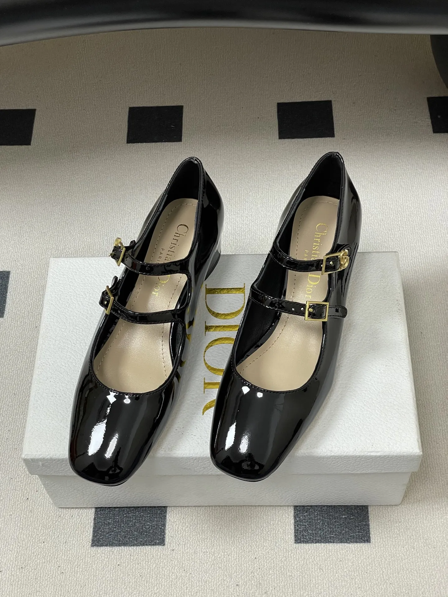 p280- 26ss春夏新款Dior 迪奥D-Cherie露跟高跟鞋CD五金扣两带玛丽珍鞋搭扣后空粗跟凉鞋高跟单鞋 这款Dior Cherie露跟高跟鞋以高雅的造型重新诠释经典的玛丽珍鞋。黑色柔软牛皮革鞋面,正面突显可调节的双系带,点缀以灵感源自Dior档案的相扣的金色饰面金属CD标志。搭配4厘米粗跟,可为各式造型增添优雅气质。 可爱俏皮减龄又不失高级感~富家千金即视感~高雅大气名媛风! 上脚超美~尽显优雅气质 精致小仙女必入单品 鞋面:牛皮/牛漆皮 内里垫脚:羊皮 鞋底:意大利A级真皮大底 跟高:4cm 码数:35-39(34.40.41.42定做不退换)