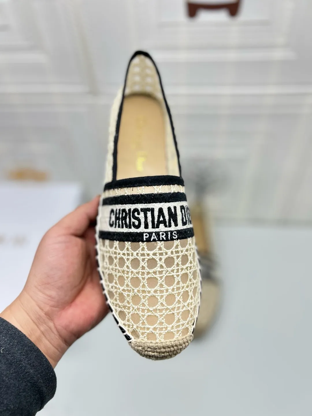 ——上新——p180💰,25ss Dior Granville草编鞋印花图案顶级 鞋面:饰以“CHRISTIANDIOR”棉质刺绣 工艺:纯手工缝制麻绳大底 内里:进口柔软透气绵羊内里加垫脚 码数:35-40(34.41.42定制) 大底:独家开模饰以幸运星符号橡胶大底 • 渔夫鞋