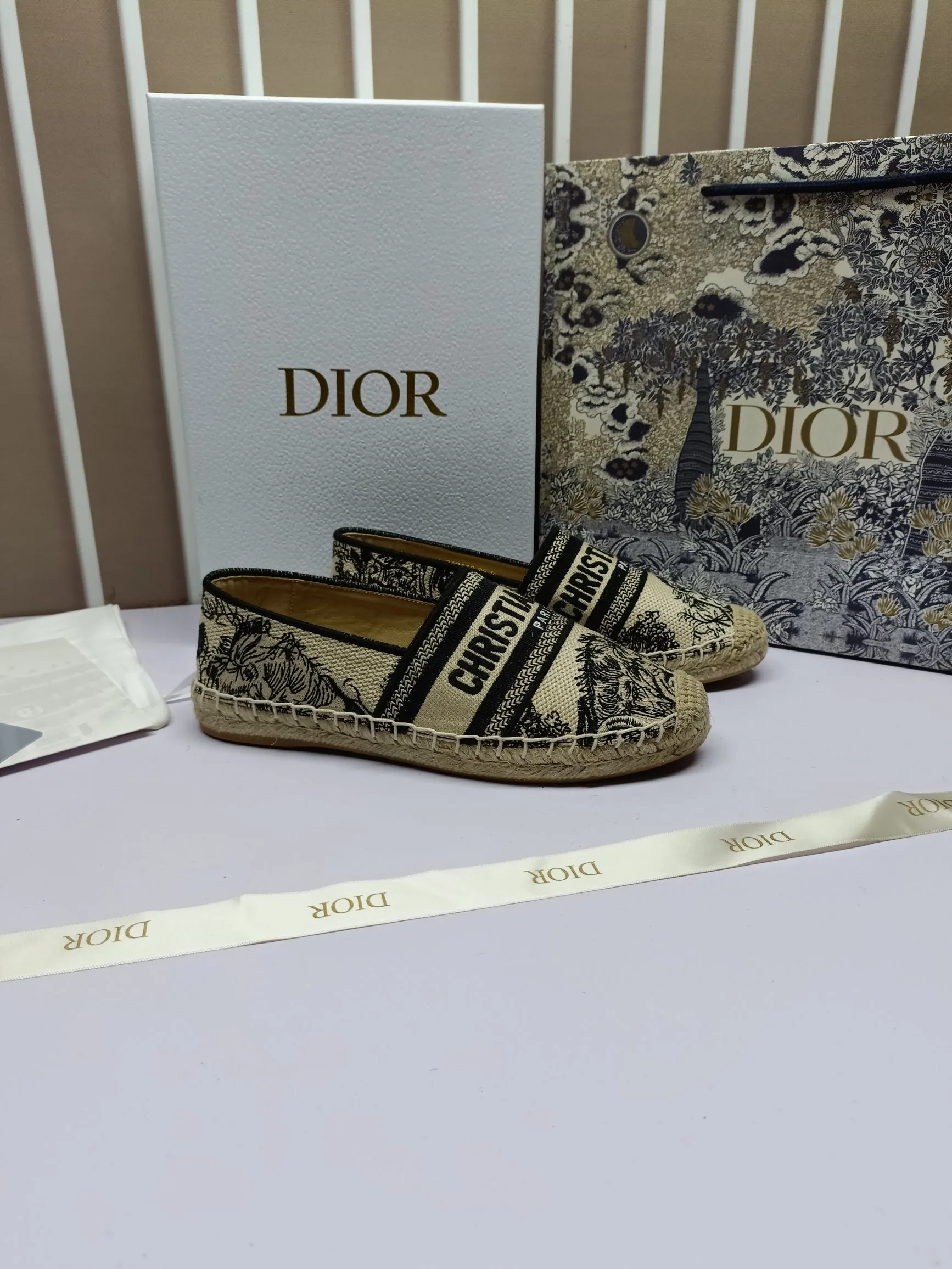 ——上新,上新,上新——p180 Dior Granville草编鞋豹纹印花图案顶级 鞋面:饰以“CHRISTIANDIOR”豹纹棉质刺绣 工艺:纯手工缝制麻绳大底 内里:进口柔软透气绵羊内里加垫脚 码数:35-40(34.41.42定制) 大底:独家开模饰以幸运星符号橡胶大底 • 渔夫鞋