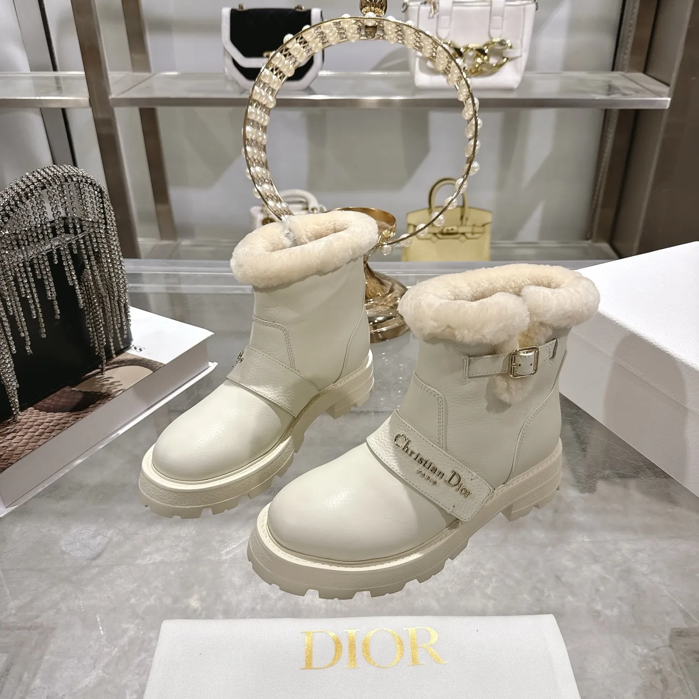 出厂420💰💕Dior 迪奥2025秋冬新款D-Major系列朋克风防寒保暖毛毛女靴 明星同款CD字母logo五金皮带扣侧拉链机车靴 厚底圆头一脚蹬骑士短靴 材质：鞋面进口全粒面小牛皮+100%羊羔毛内里+原版开模Ip大底 底厚：3.5CM Size：35-41标准码（40.41定制不退换）