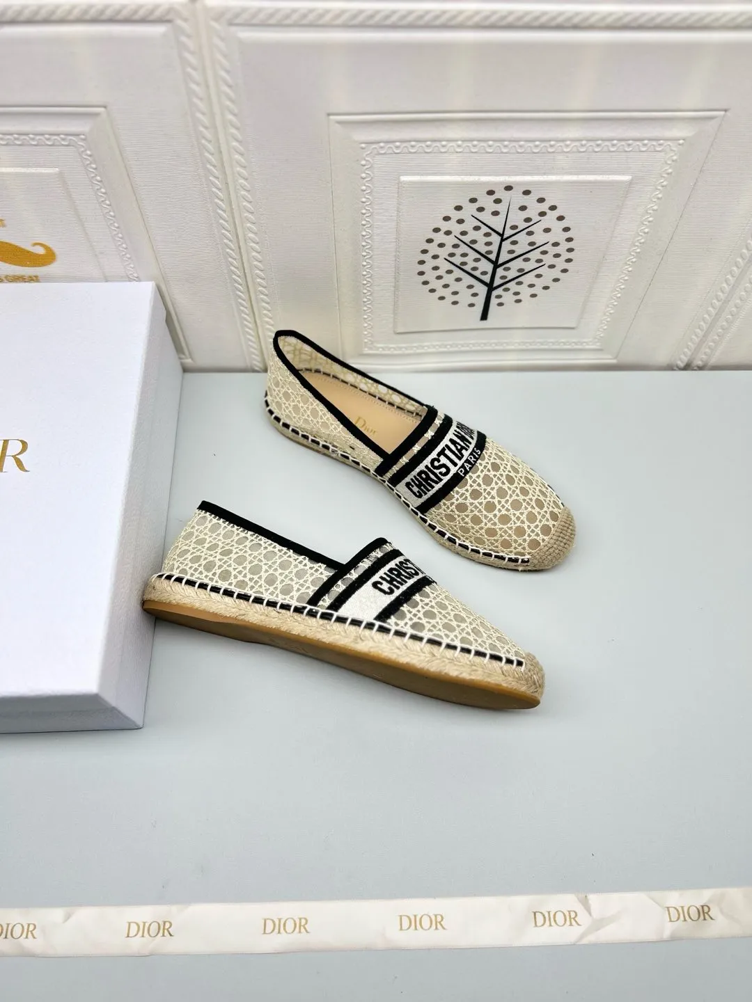 ——上新——p180💰,25ss Dior Granville草编鞋印花图案顶级 鞋面:饰以“CHRISTIANDIOR”棉质刺绣 工艺:纯手工缝制麻绳大底 内里:进口柔软透气绵羊内里加垫脚 码数:35-40(34.41.42定制) 大底:独家开模饰以幸运星符号橡胶大底 • 渔夫鞋