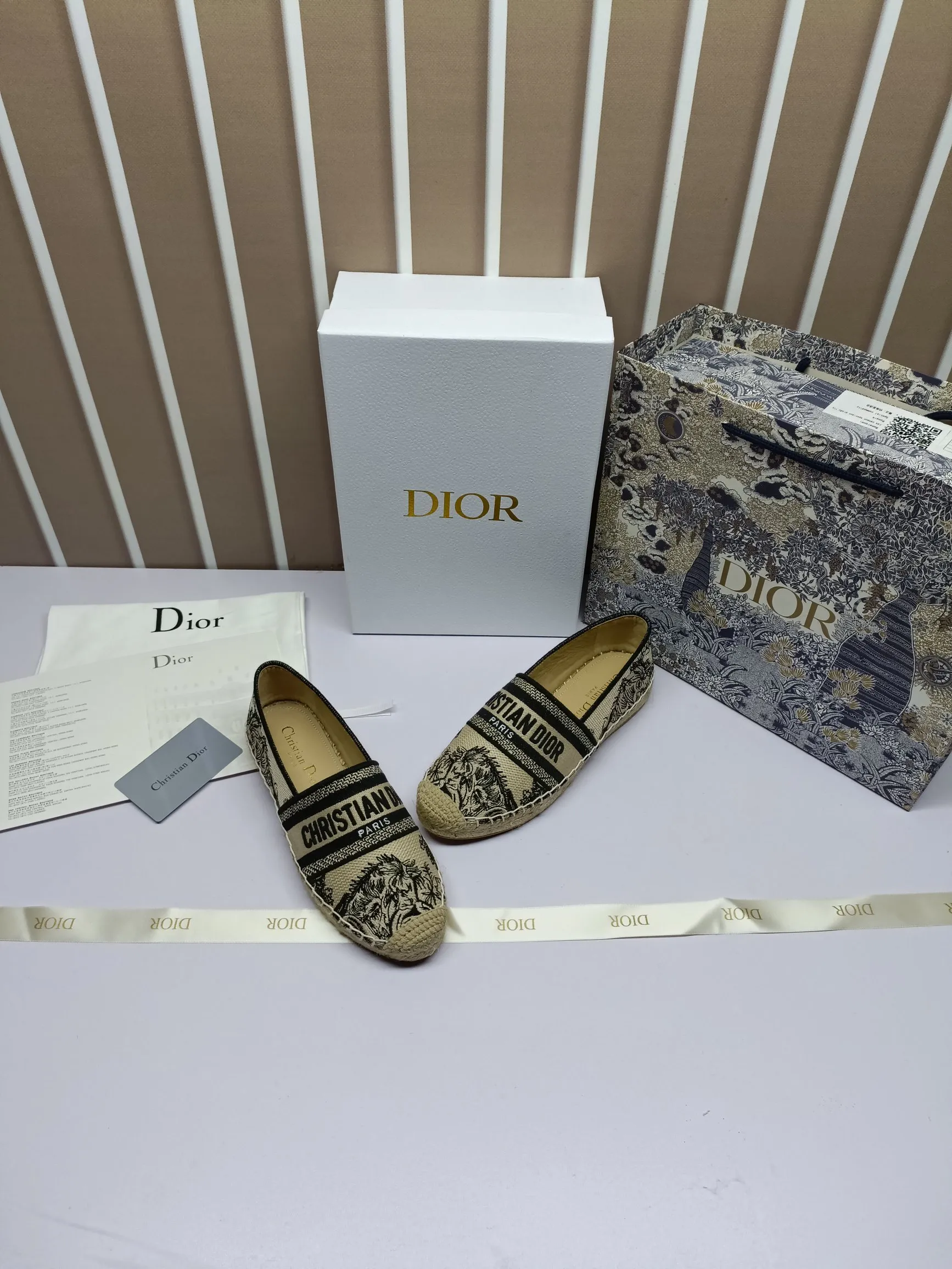 ——上新,上新,上新——p180 Dior Granville草编鞋豹纹印花图案顶级 鞋面:饰以“CHRISTIANDIOR”豹纹棉质刺绣 工艺:纯手工缝制麻绳大底 内里:进口柔软透气绵羊内里加垫脚 码数:35-40(34.41.42定制) 大底:独家开模饰以幸运星符号橡胶大底 • 渔夫鞋