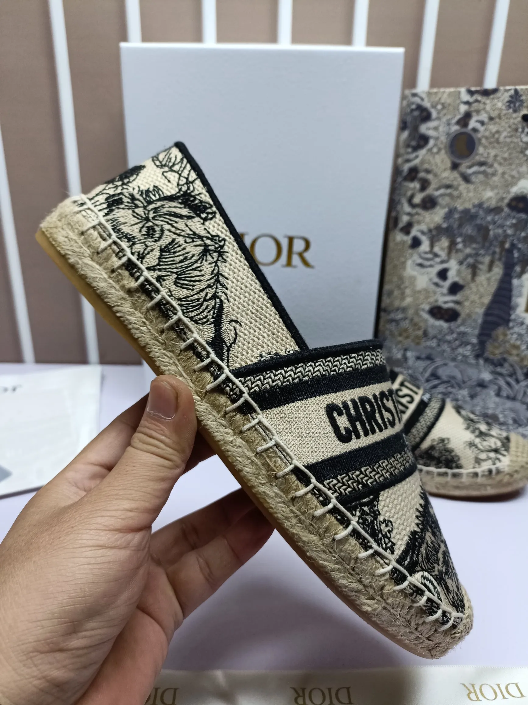 ——上新,上新,上新——p180 Dior Granville草编鞋豹纹印花图案顶级 鞋面:饰以“CHRISTIANDIOR”豹纹棉质刺绣 工艺:纯手工缝制麻绳大底 内里:进口柔软透气绵羊内里加垫脚 码数:35-40(34.41.42定制) 大底:独家开模饰以幸运星符号橡胶大底 • 渔夫鞋