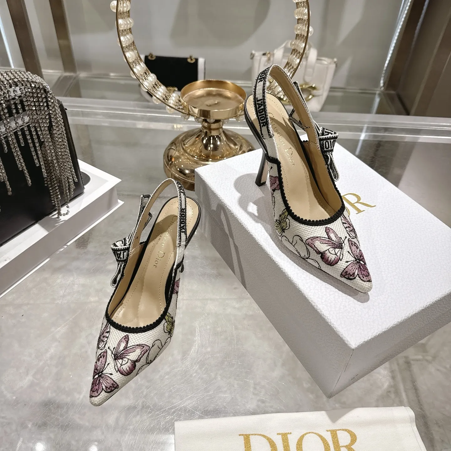 出厂300💰🎆 Dior 迪奥 2026春夏走秀新款bling...bling...水晶鞋 Capture系列高跟女鞋 明星同款凉鞋 市面顶级高端版本 独家发售 材质:原版定制特殊材料+水染羊皮垫脚+原版开模五金扣+意大利真皮大底 跟高:4.5cm 8.5cm size:34-41 (40 .41)定做