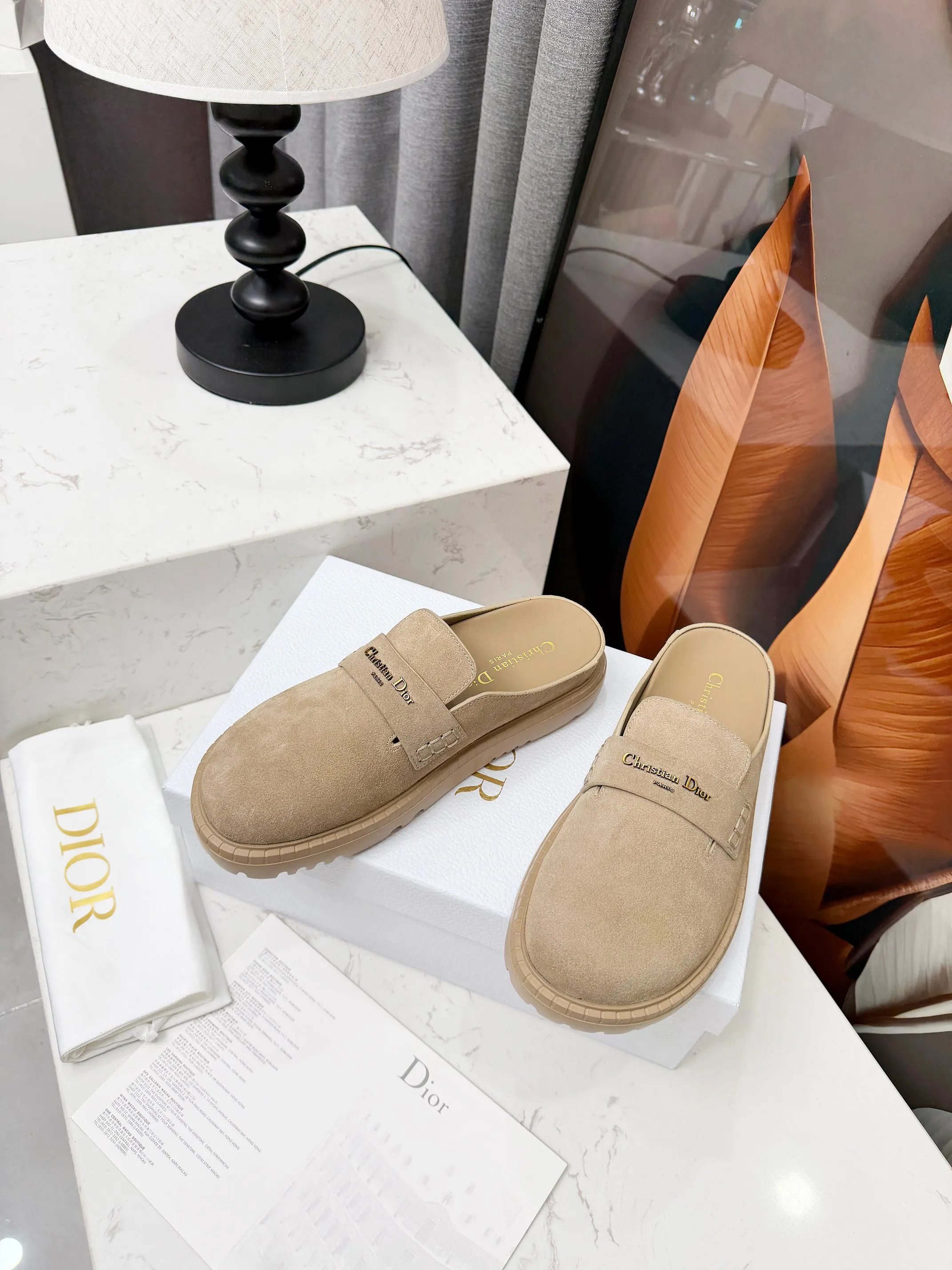 Dior 迪奥2026ss复古英伦风懒人半拖,原版开发 萱型百搭瘦脚yyds.造型立体饱满,帅气十足 上脚舒适 一款非常复古风、气场十足单品、设计风格非常新颖 细节完美 酷炫 潮派💯新潮大底 , 内里:牛里 码数:35-40(40-41码定做) 出厂价p240