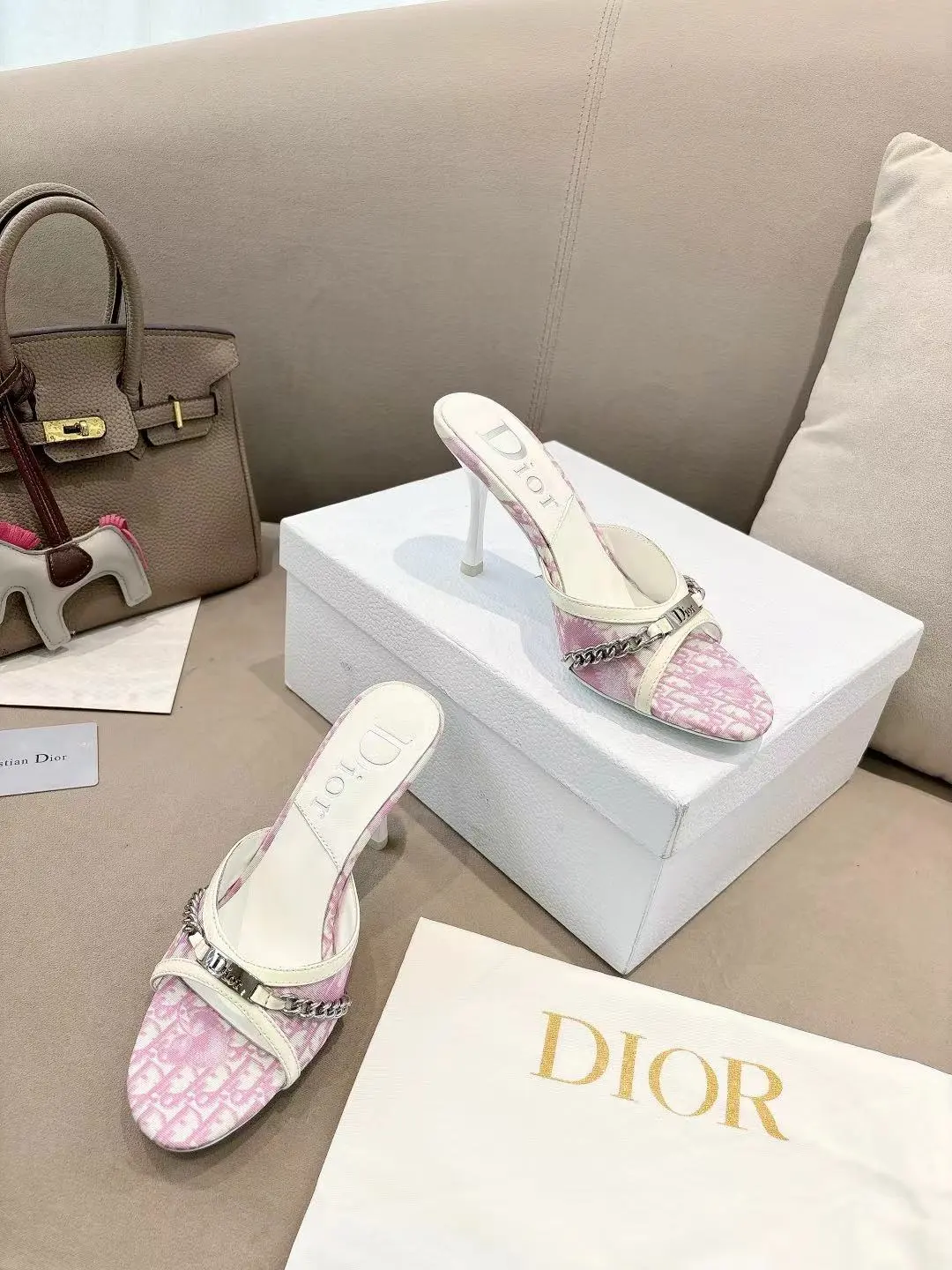 Dior*迪奥2025ss夏季新款中古链条高跟拖鞋♕♕公主范十足,颜色非常抬肤色,迷人的复古美感 夏季必备单品,无论是上班还是平时穿着,绝对是满满的清新感 ✔鞋面:原版特殊材质 ✔内里:环保羊皮内里 ✔大底:进口意大利真皮大底 ✔跟高:8.5cm ✔码数:35-39 (40 41 42定做不退换)P270