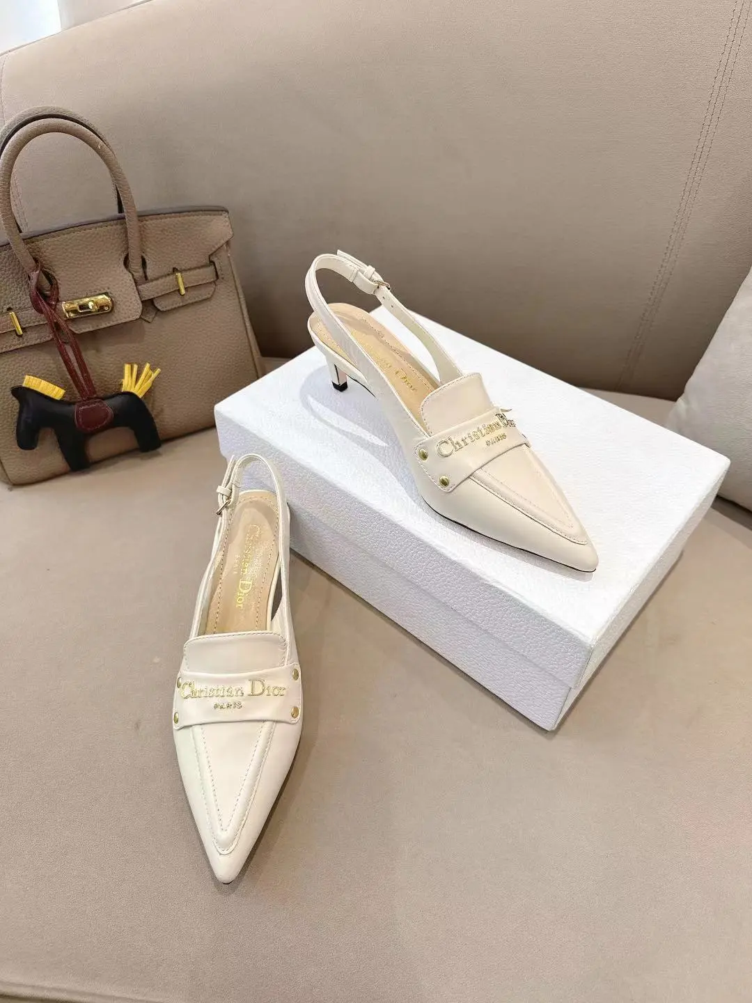 DIOR💙2025/𝐒𝐒 𝐧𝐞𝐰春夏新品钢印字母logo单鞋/凉鞋系列 🎀单鞋 高跟鞋💙 &mdash;&mdash;&mdash;&mdash;&mdash;&mdash;&mdash;&mdash;&mdash;&mdash;&mdash;顶级版本 延续D家永恒经典！这款鞋低调不失华丽 性感又不显张扬 鞋型是大家都爱的秀气款 非常非常显瘦 侧面整个弧度将脚部曲线完美展现😝 既有成熟女人味 又不乏一丝活泼少女感， 上脚也太好看了，值得推荐‼️ ꫛꫀꪝ Go➫ 材质： ❶鞋面：羊皮 ❷内里：混种羊皮 ❸大底：意大利原版底 ❹跟高：5cm ❺ 码数：35-39（40/41/42 定制不退换）P260