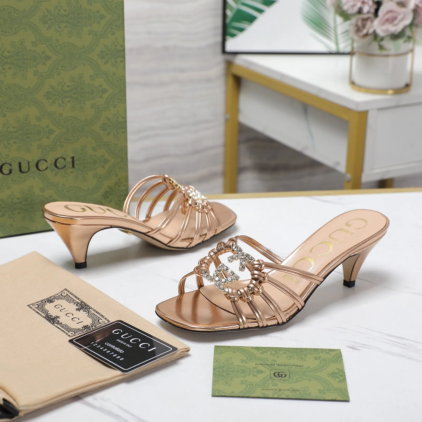 🔥🔥🔥💯💯💯GUCCi高端精品 拖鞋2025古驰早春系列😍GG水晶缀饰钻扣编织带凉鞋🔥顶级🆙代购品质!原版1:1复刻,毎个细节皆经过精心打磨细腻制作.可与ZG对比如一,无二品质! 这款编织带凉鞋由饰闪亮GG水晶金色互扣式双G五金扣点缀细带精致笼形鞋面制作而成,尽显天马行空风范,富有优雅女性魅力细节展现女性气质的理念,打造令人惊艳的作品👏👏焕新演绎! 面料:原版定制进口金属皮 内里/垫脚:进口羊皮里 鞋跟:4.5cm/9cm 大底:意大利真皮底 尺码:35-42(41 42定做不退换) 包装:全套绿色原包装。 跑量价:拖鞋260💰 凉鞋270💰