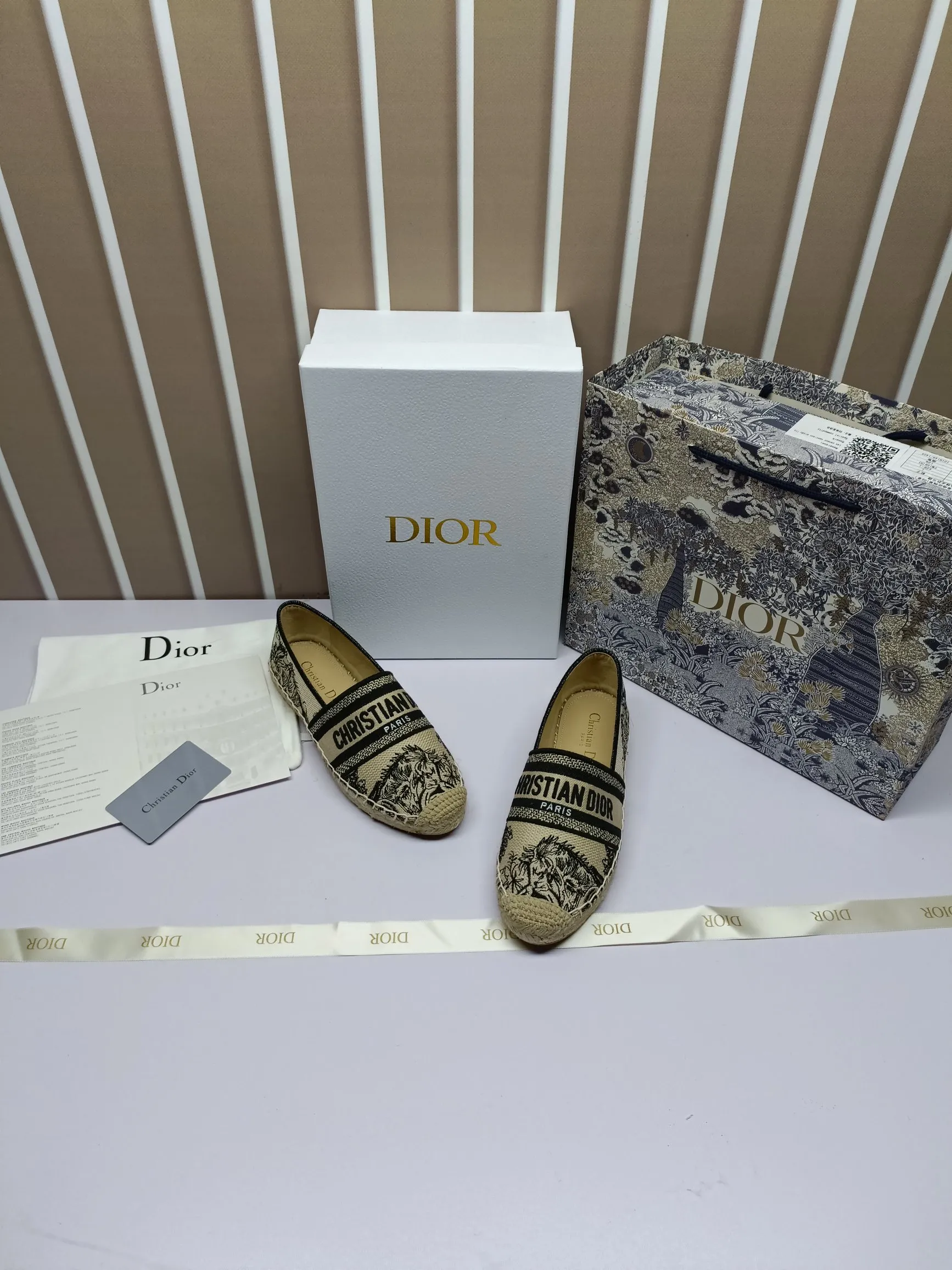 &mdash;&mdash;上新，上新，上新&mdash;&mdash;p180 Dior Granville草编鞋豹纹印花图案顶级 鞋面：饰以&ldquo;CHRISTIANDIOR&rdquo;豹纹棉质刺绣 工艺：纯手工缝制麻绳大底 内里：进口柔软透气绵羊内里加垫脚 码数：35-40（34.41.42定制） 大底：独家开模饰以幸运星符号橡胶大底 &bull; 渔夫鞋